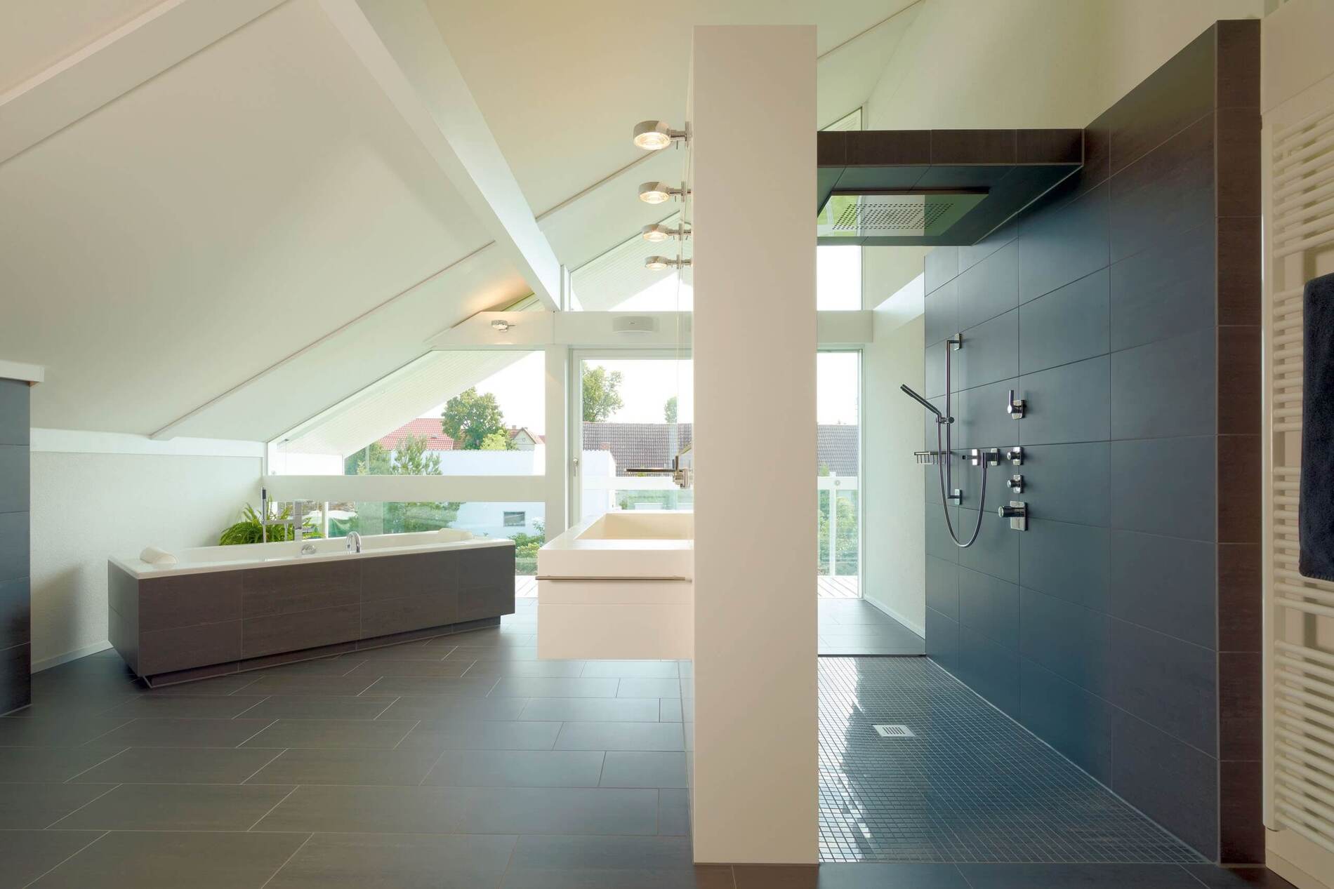 Elegantes Badezimmer mit Badewanne und Dusche im HUF HAUS ART 4