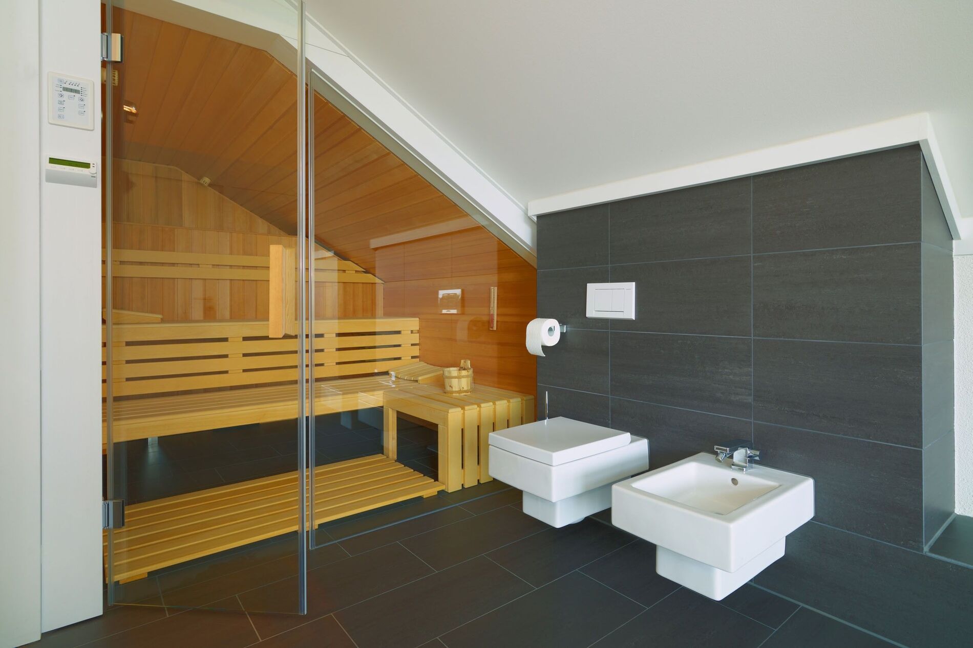 Modernes Badezimmer mit Sauna und elegantem Interieur