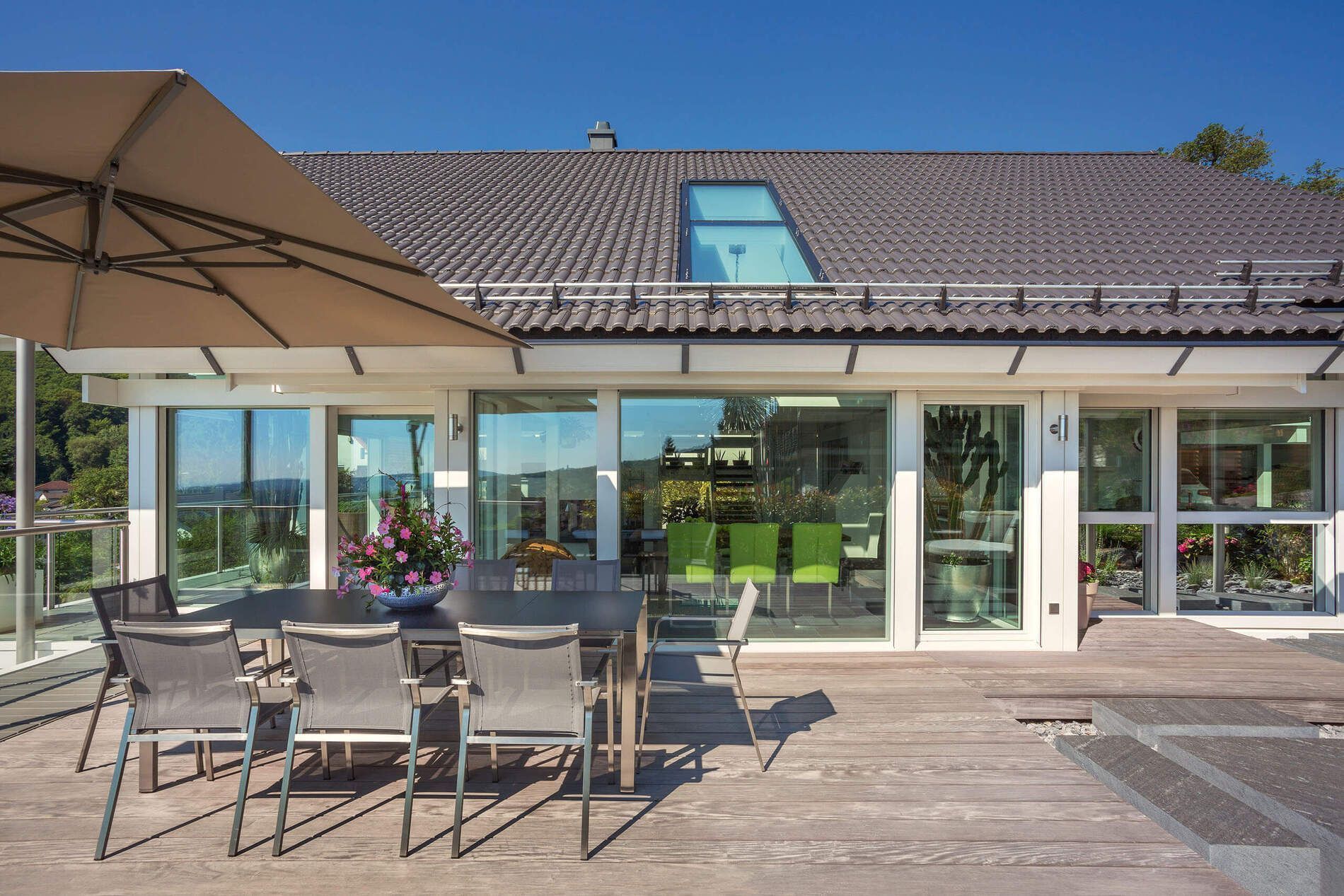 Moderne Terrasse mit Essbereich und Blick auf den Garten