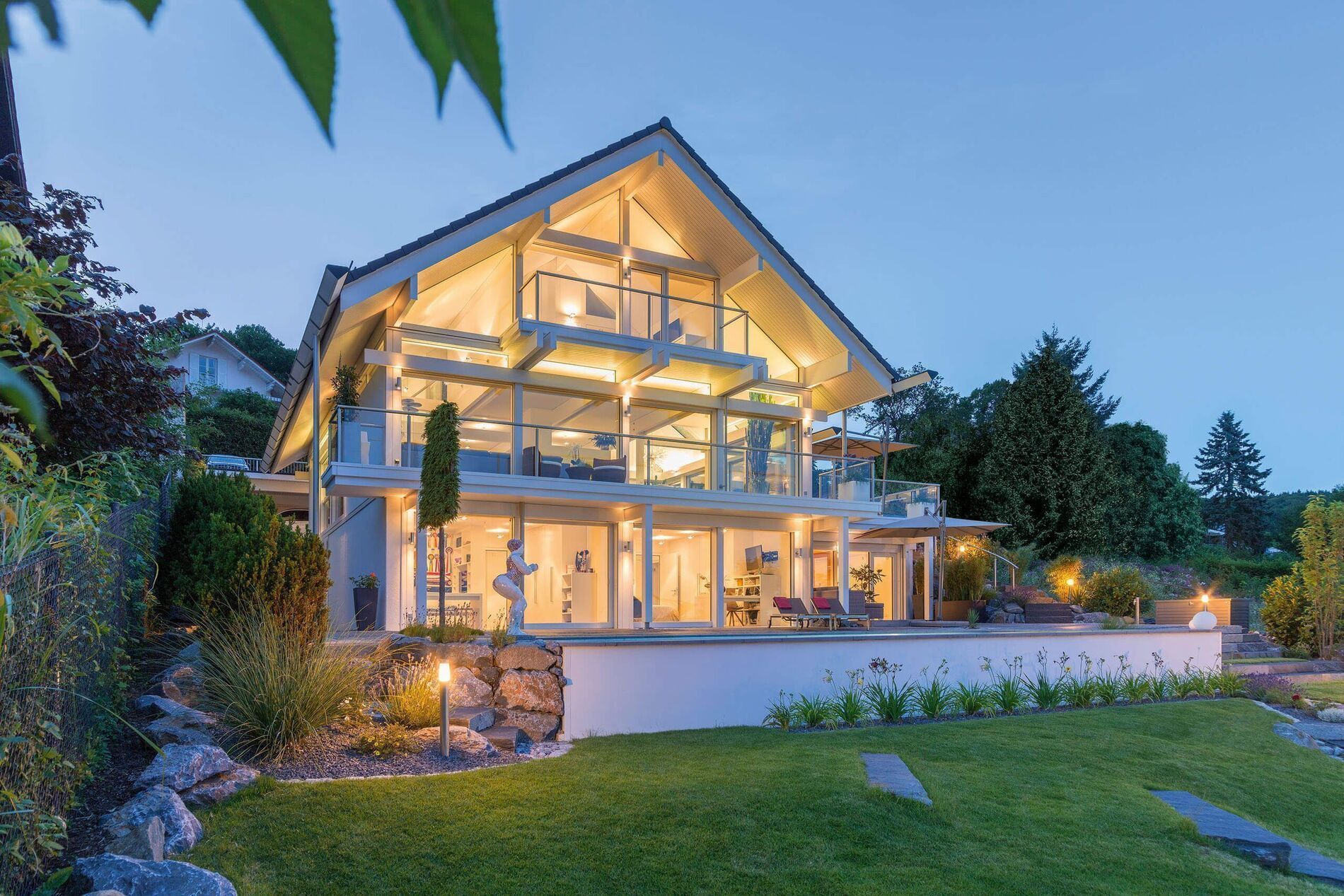 Modernes Designhaus mit großflächigen Fenstern und Garten