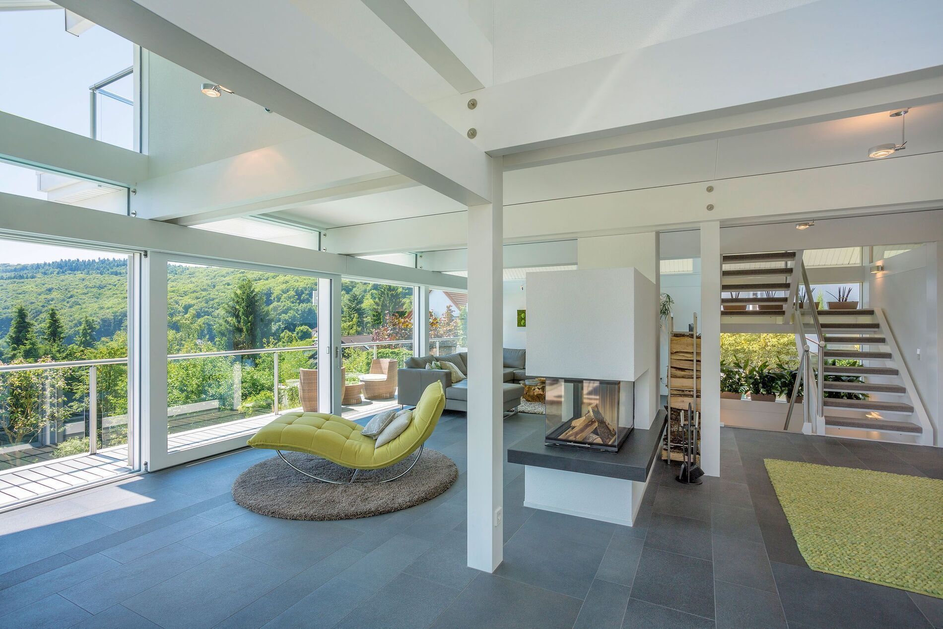 Moderne Innenansicht eines Designhauses mit großer Fensterfront.
