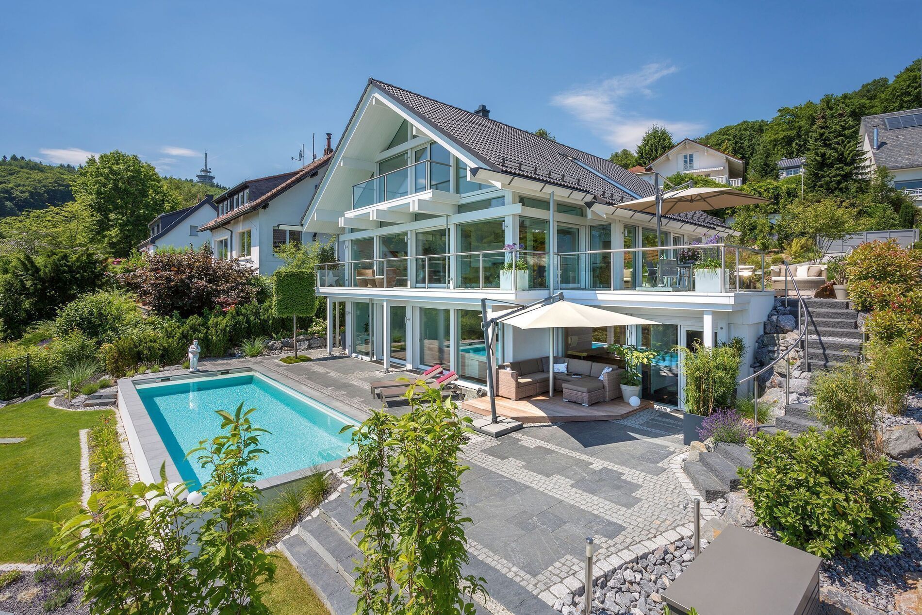 Moderne Villa mit Pool und Garten in schöner Lage