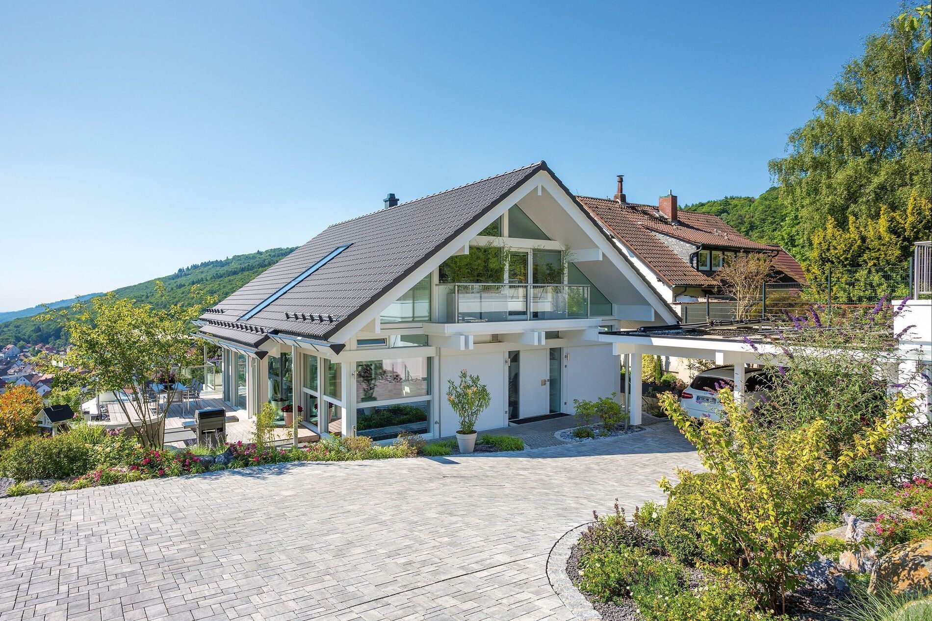Moderne Architektur eines hochwertigen Hauses mit Garten und Terrasse