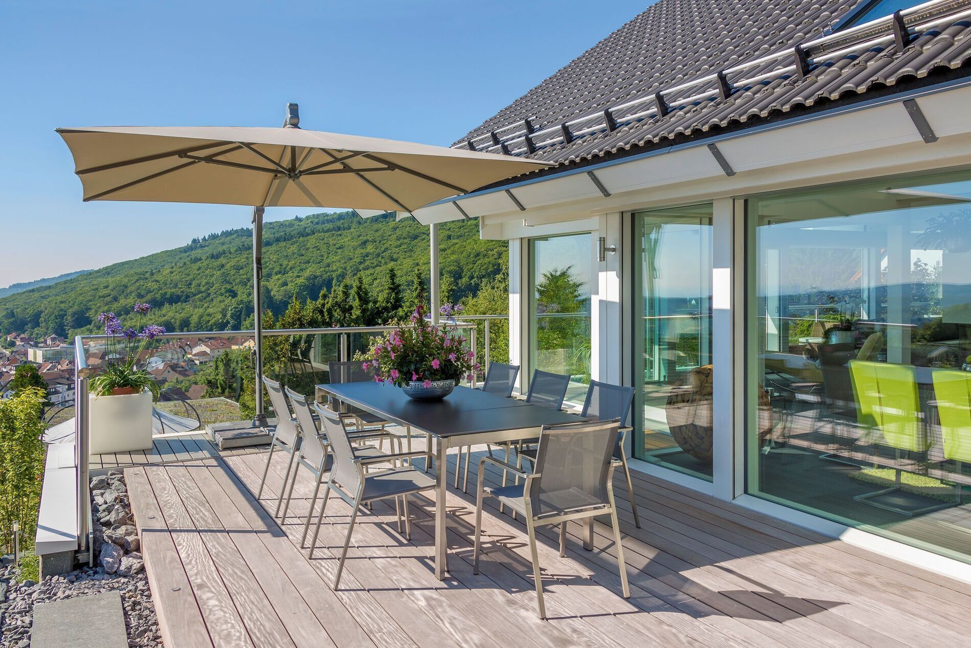 Moderne Terrasse mit Essbereich und Aussicht auf die Landschaft