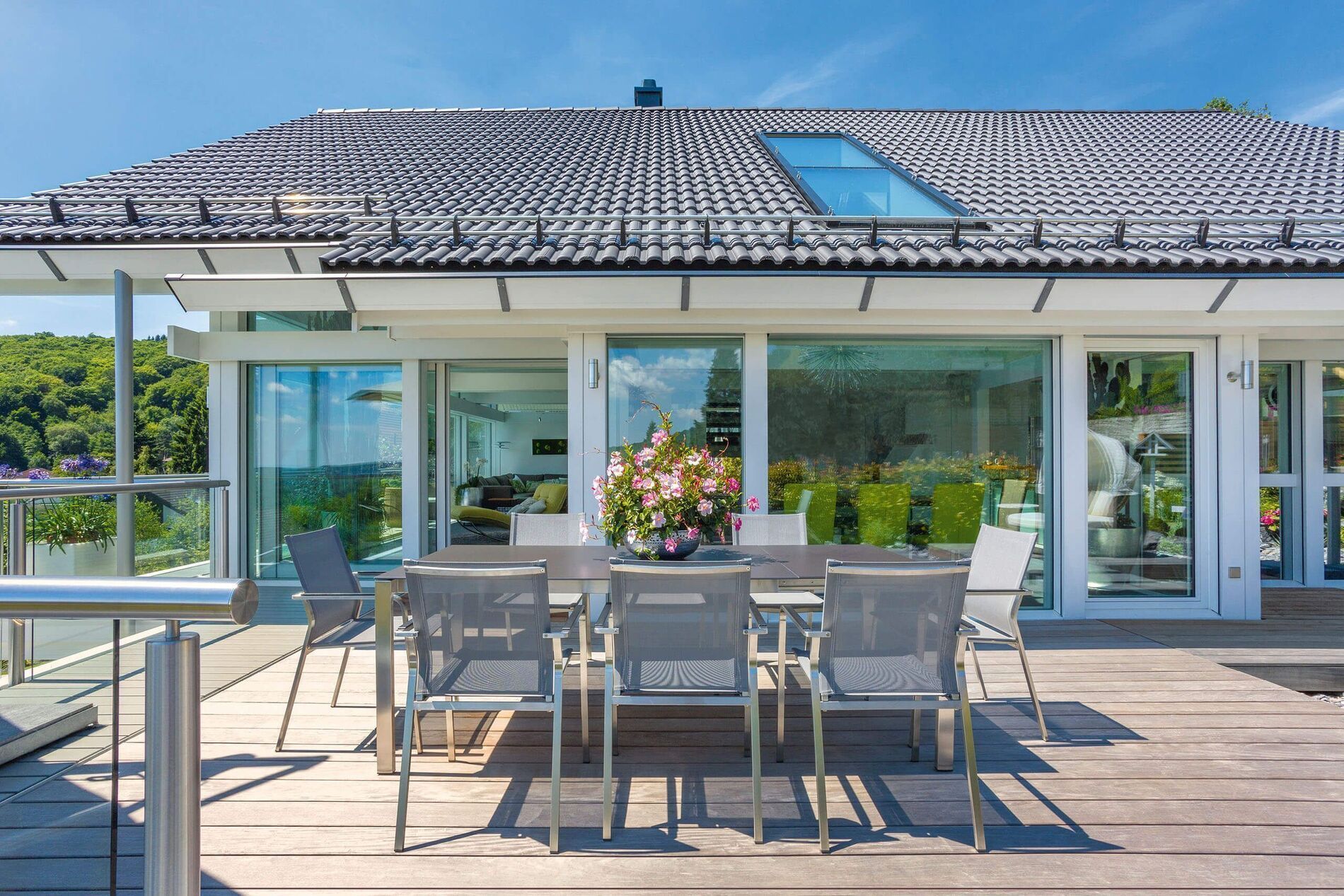 Moderne Terrasse mit Esstisch, Blick auf die Landschaft und viel Licht