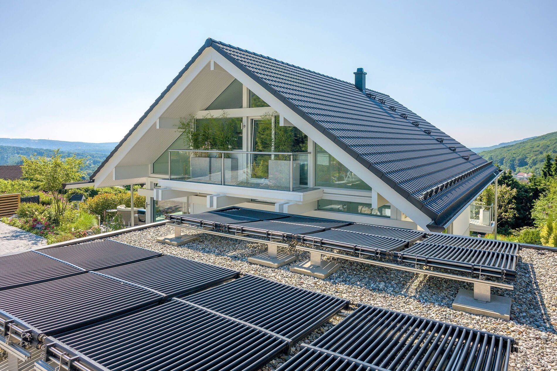 Modernes Haus mit Solaranlage und großzügiger Terrasse
