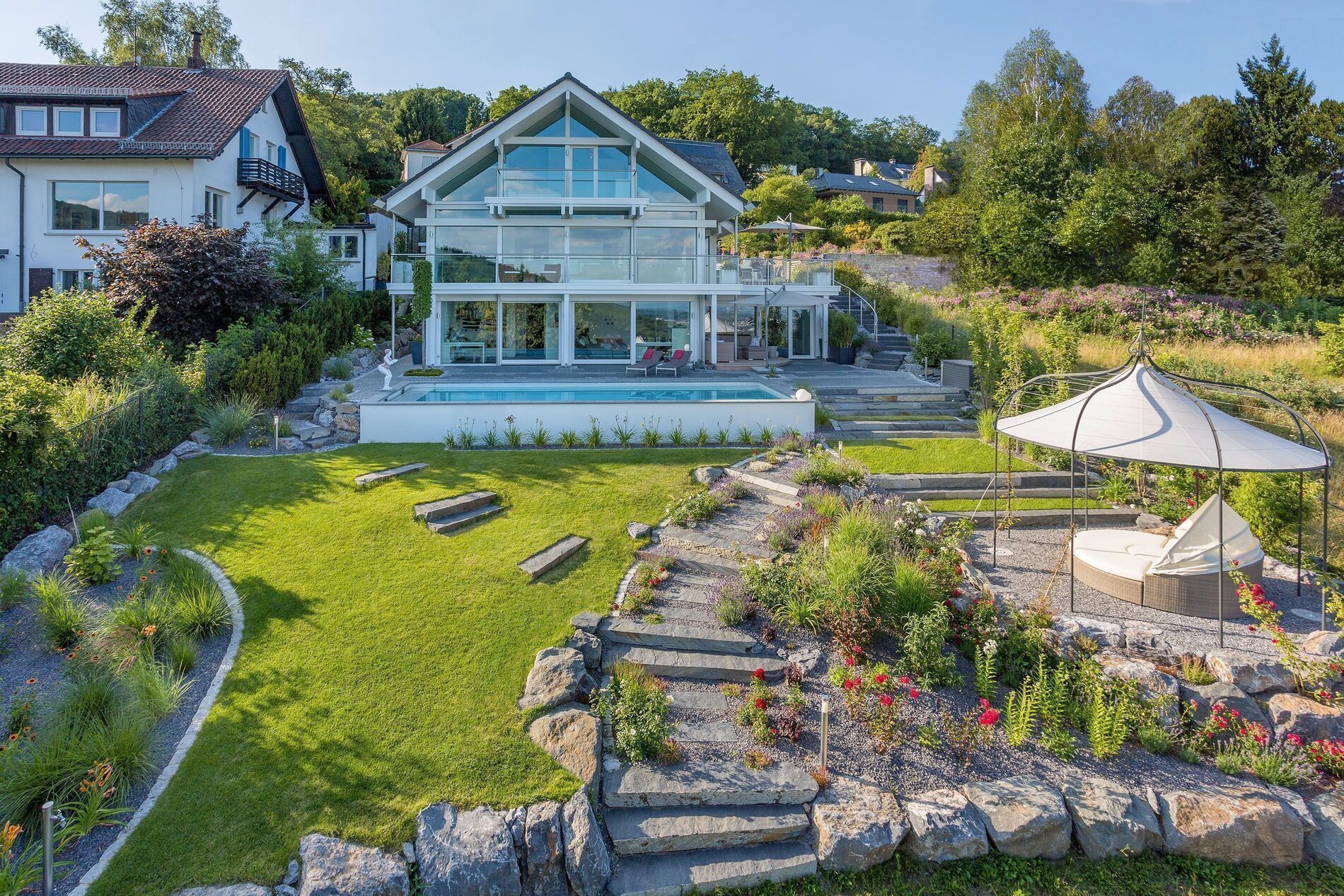 Hochwertiges Designhaus umgeben von gepflegtem Garten und Terrasse