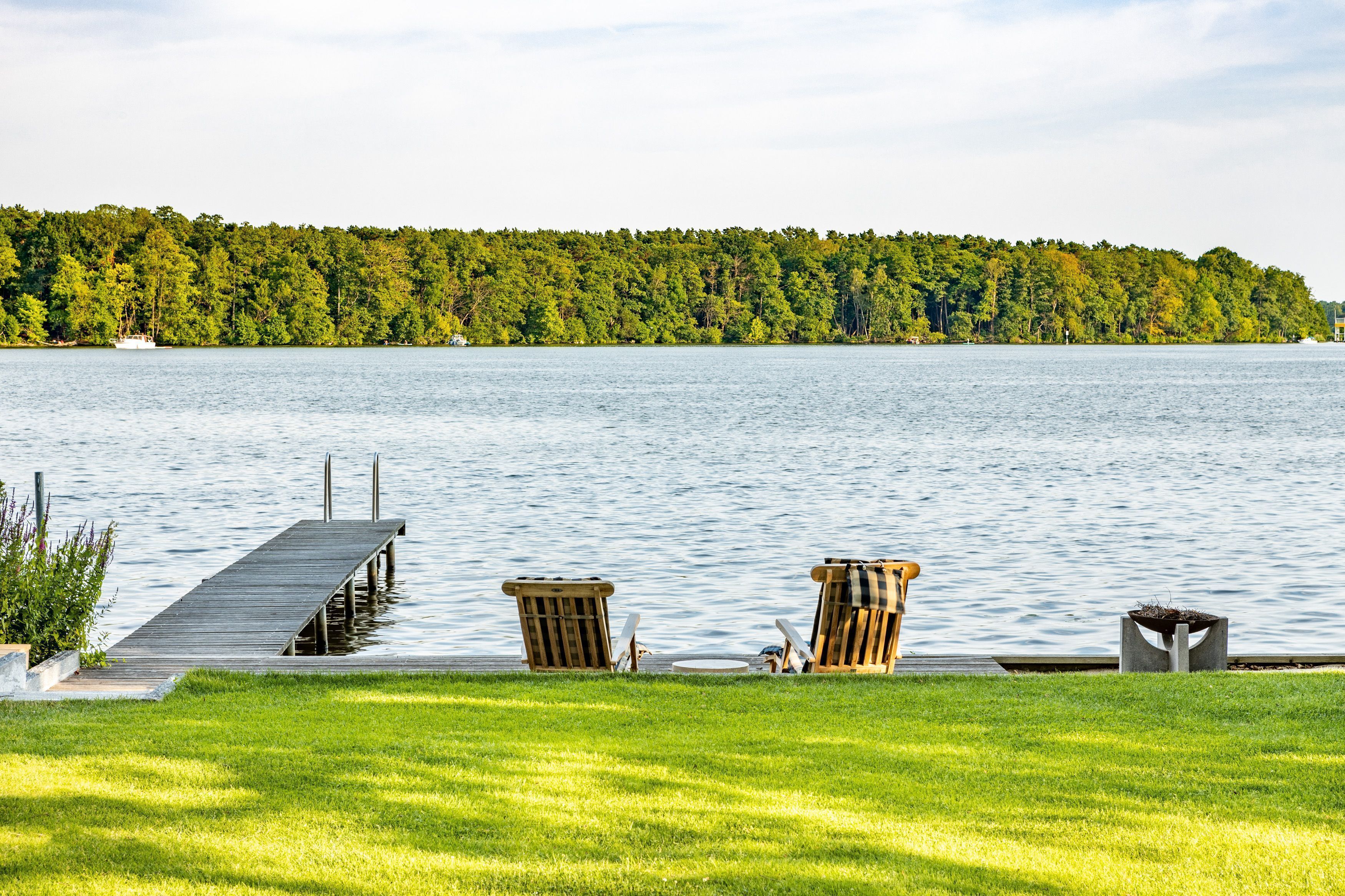 HUF Haus am Wasser mit Stuhl-Ensemble und Holzsteg