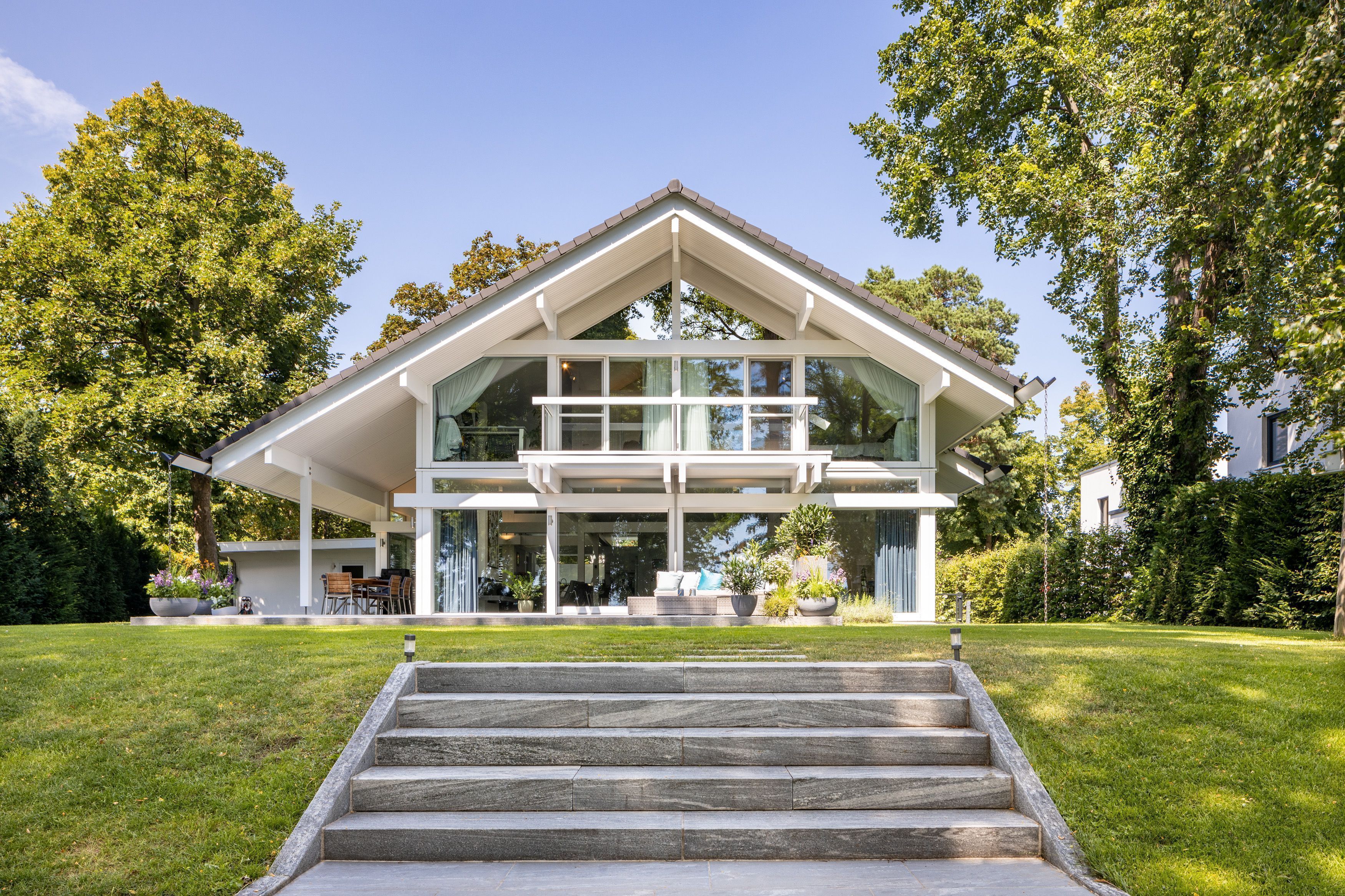 Moderne Architektur eines HUF Hauses mit Glasfront und Garten