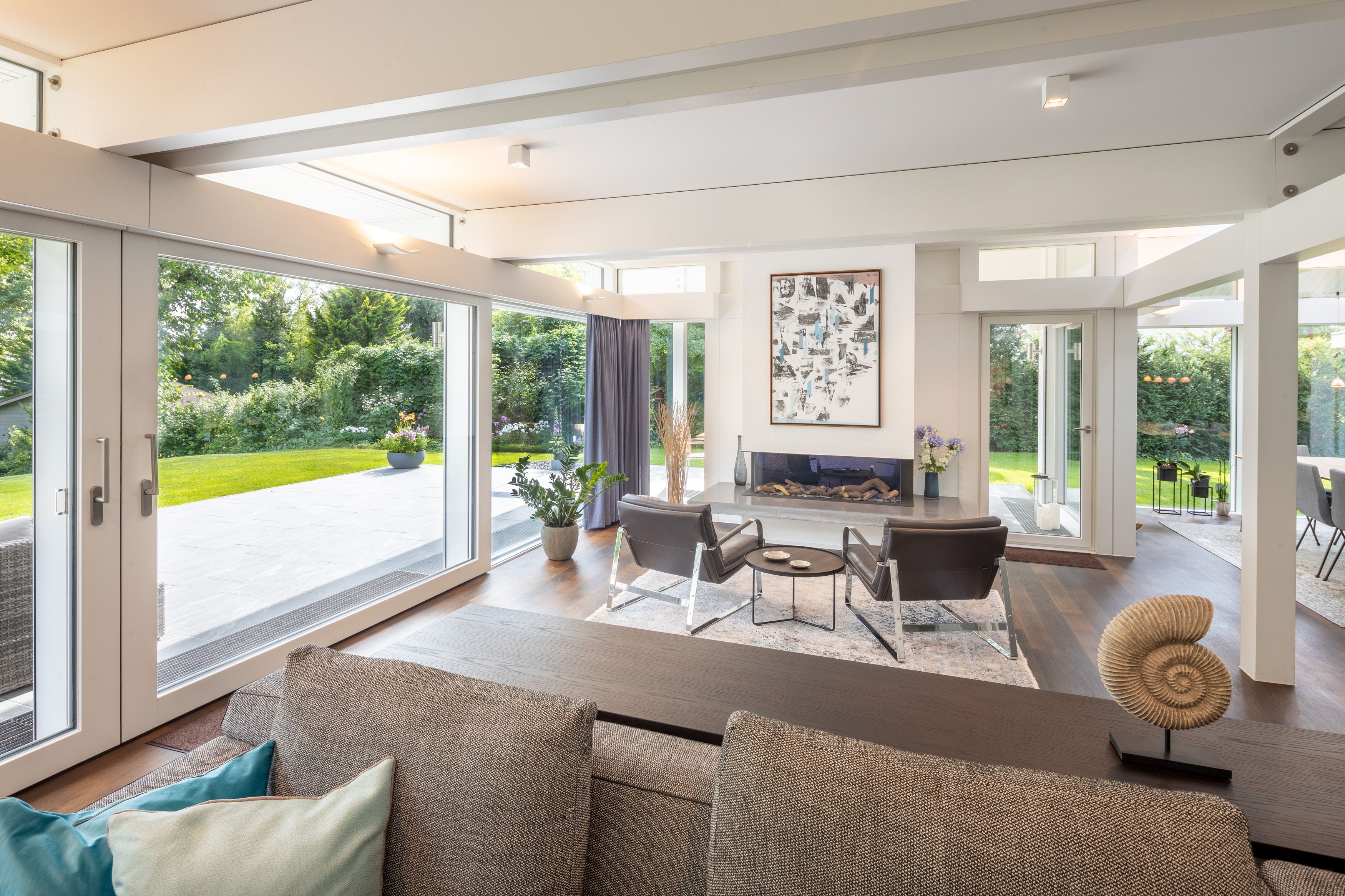 Stilvolles Wohnzimmer mit Blick ins Grüne und modernem Design