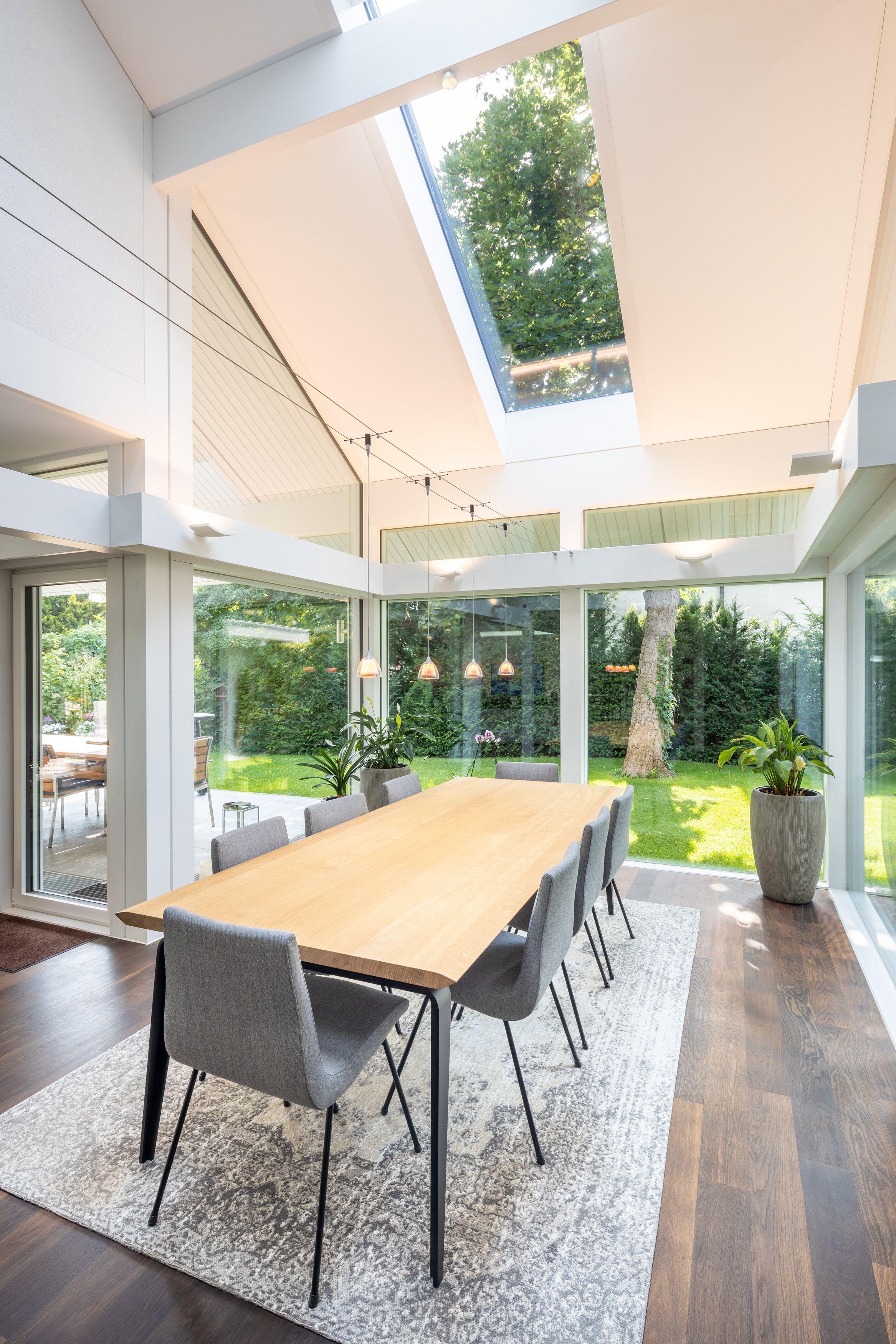 Innenansicht eines Architektenhauses mit Essbereich und großen Fenstern