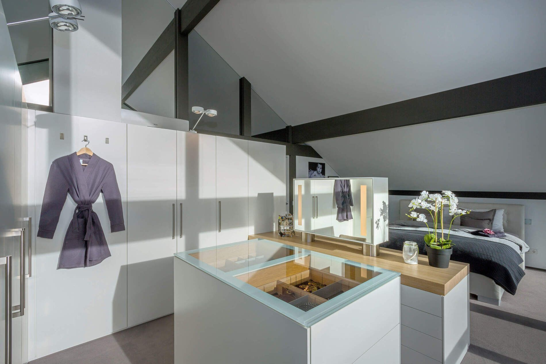 Helles und elegantes Schlafzimmer mit modernem Design und Möbeln