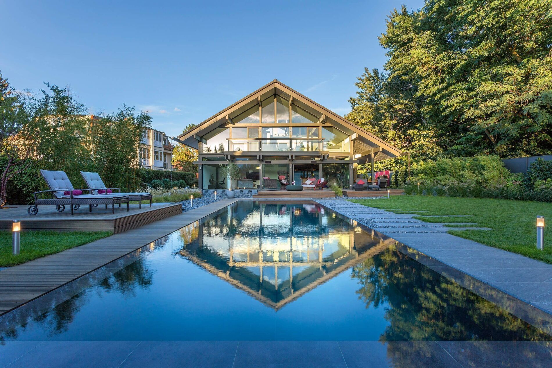 HUF Haus mit lichtdurchflutetem Design, moderner Architektur und einem schönen Garten