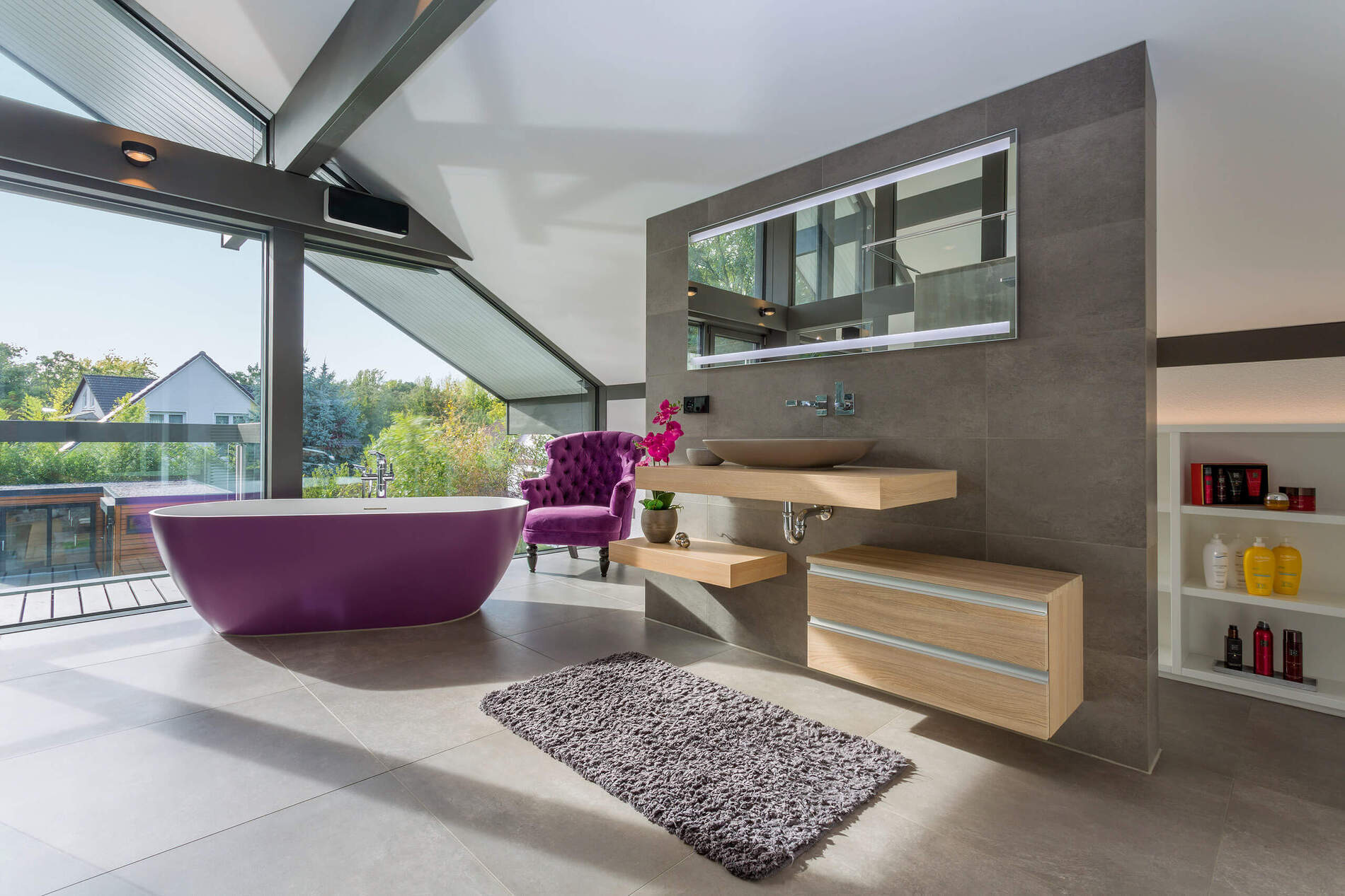 Elegantes Badezimmer im HUF Haus mit Badewanne und Fenster