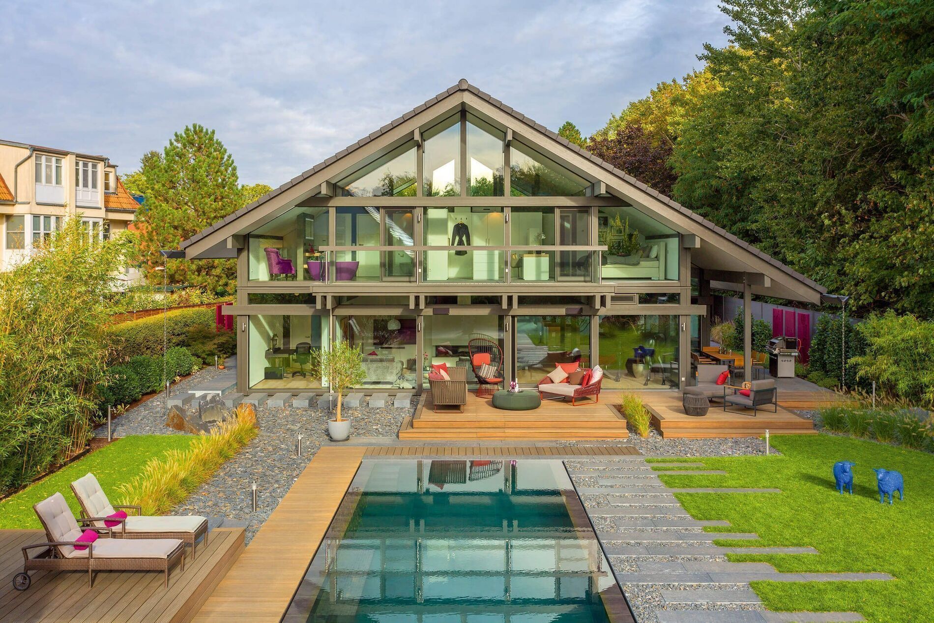 HUF Haus mit großem Pool und lichtdurchflutetem Wohnbereich