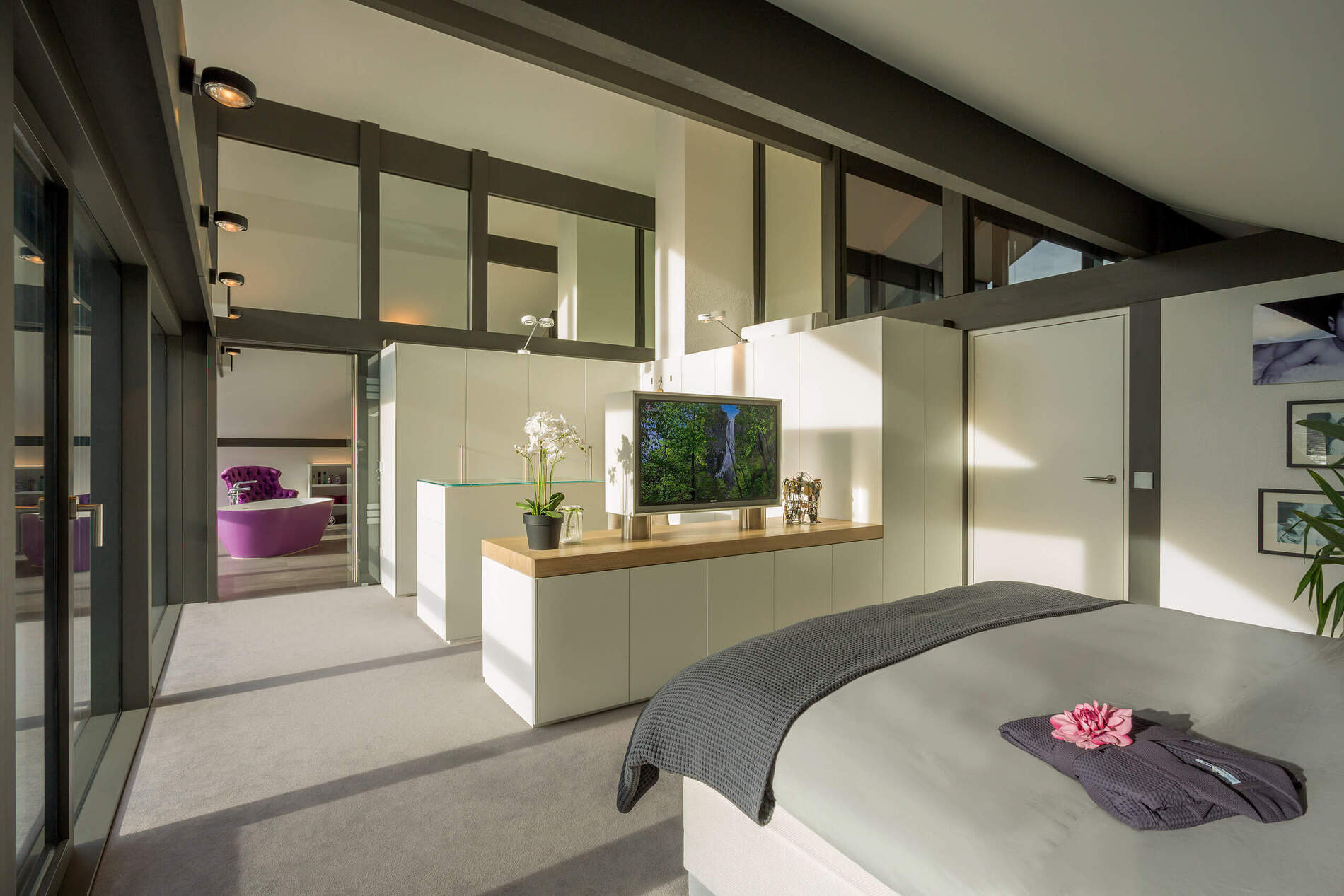 Lichtdurchflutetes Schlafzimmer in modernem Design mit Holz und Glas
