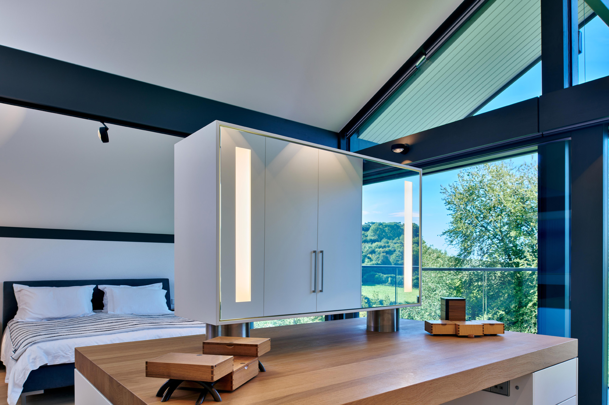 Innenansicht eines HUF Hauses mit großzügigen Glasflächen und modernem Design