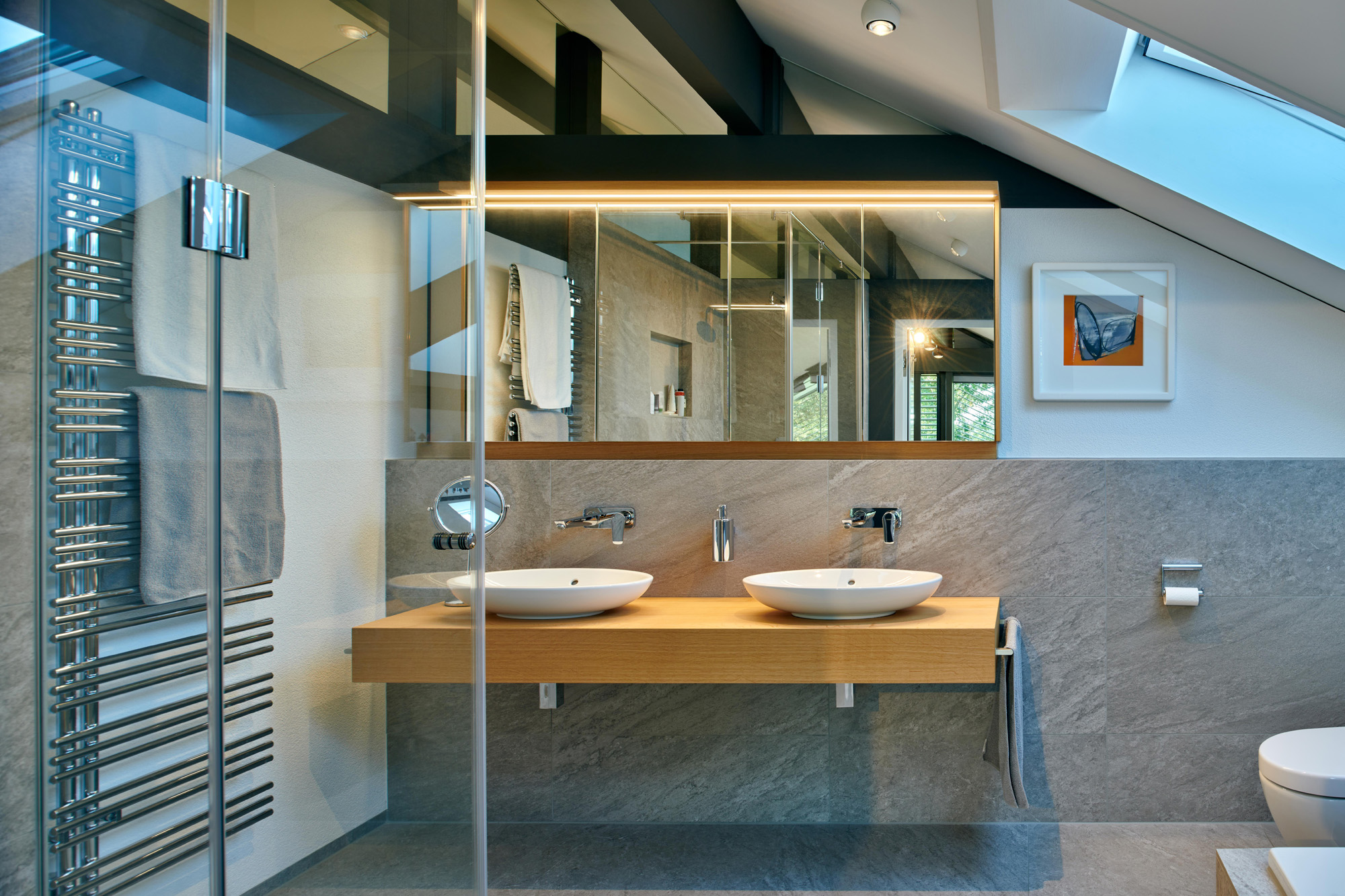 Helles Badezimmer mit Doppelwaschbecken und modernen Elementen
