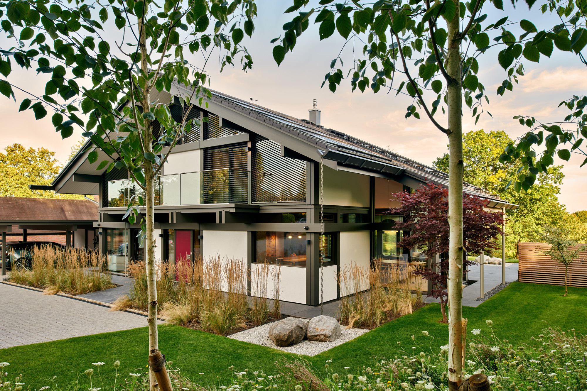Architektenhaus mit Glasflächen und offenen Wohnräumen