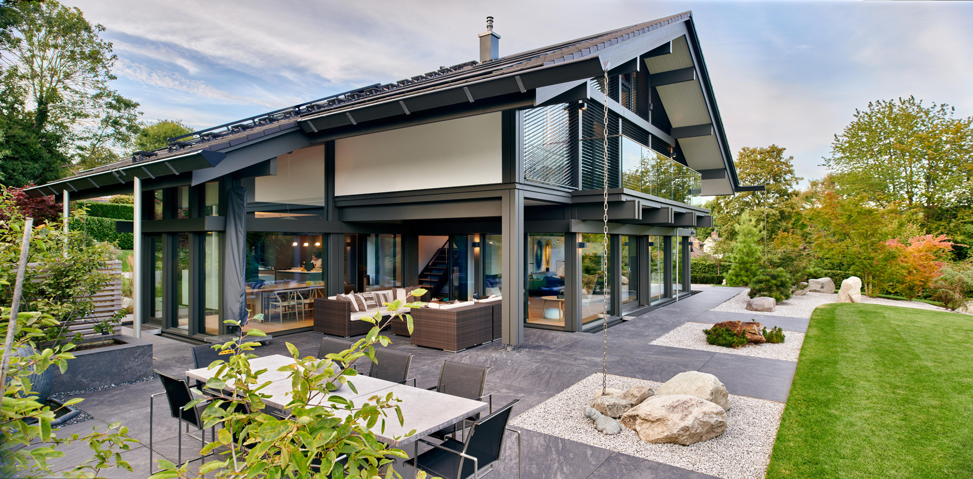Architektur des HUF Hauses mit Garten und großzügigen Wohnräumen