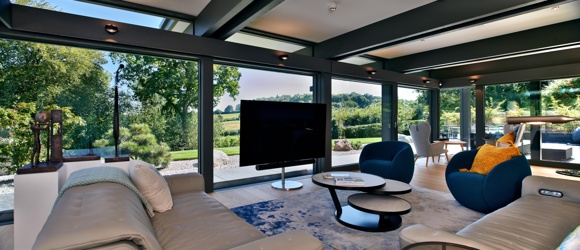 Helles Wohnambiente in einem modernen HUF Haus mit Blick auf die Natur