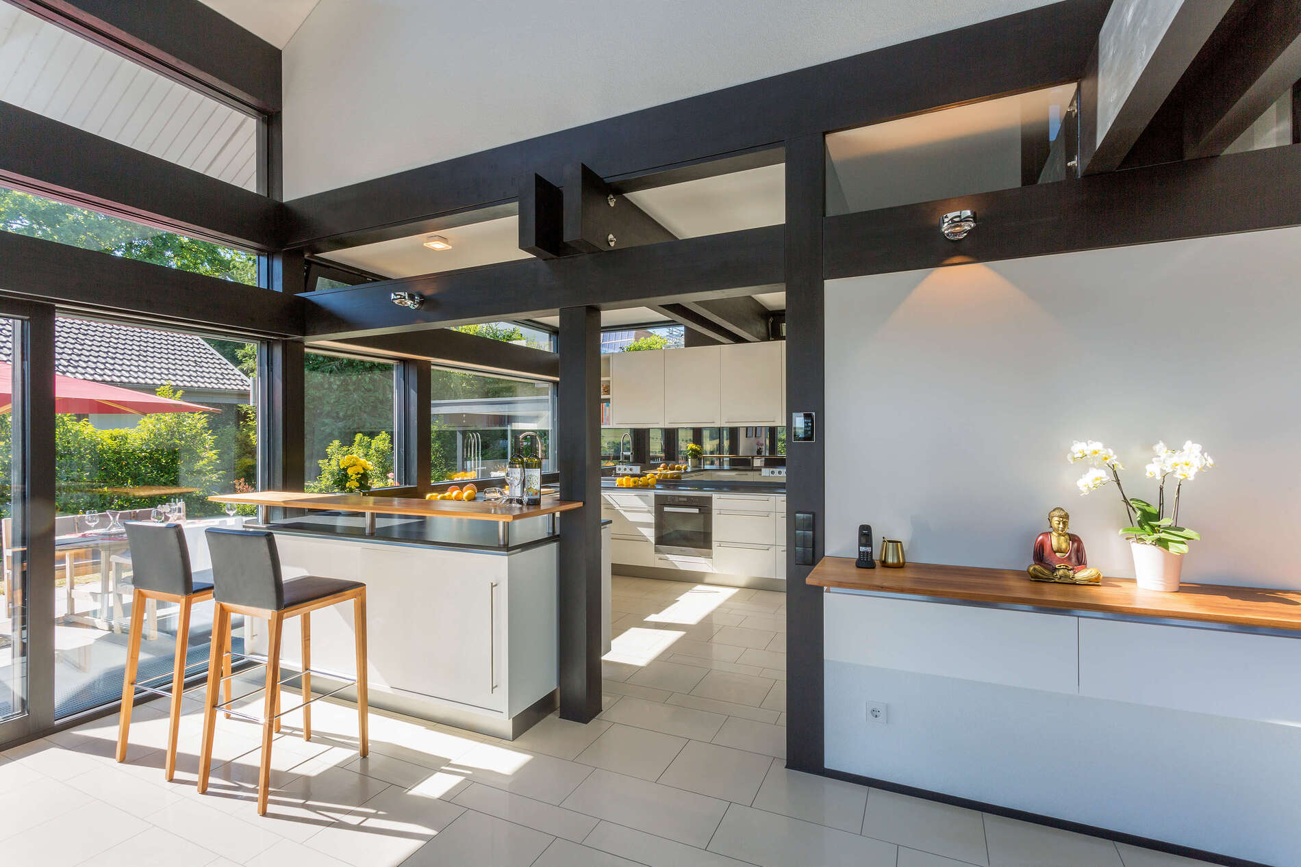 Helle und offene Küche in einem modernen Architektenhaus mit Fachwerkdesign