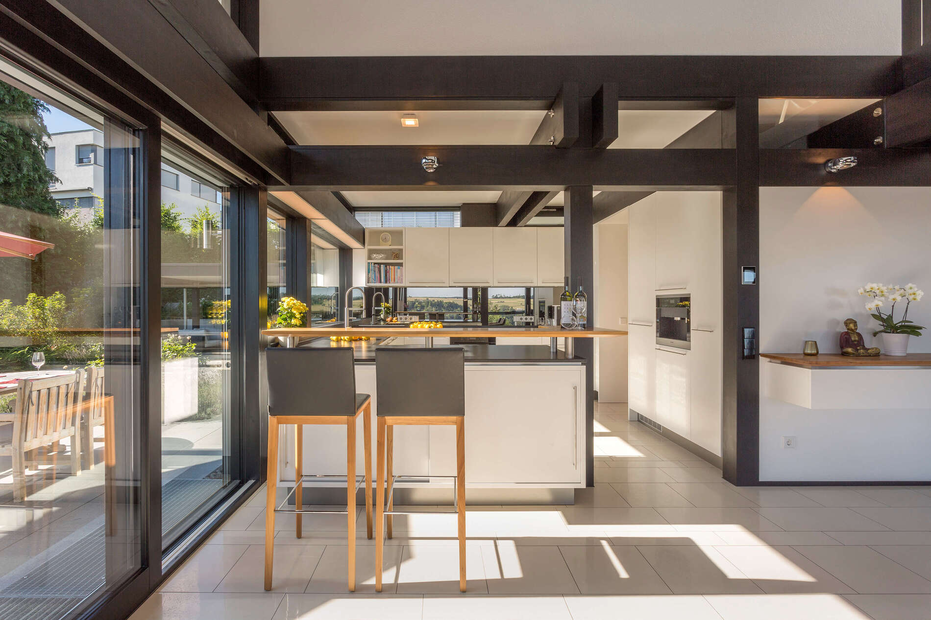 Offene Küche in einem HUF Haus mit zeitlosem Design und viel Licht