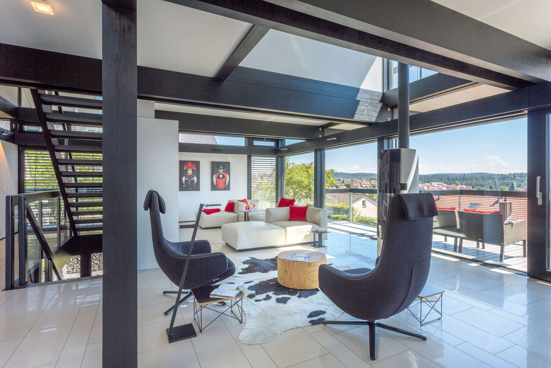 Innenansicht eines HUF Hauses mit eleganten Möbeln und viel Licht