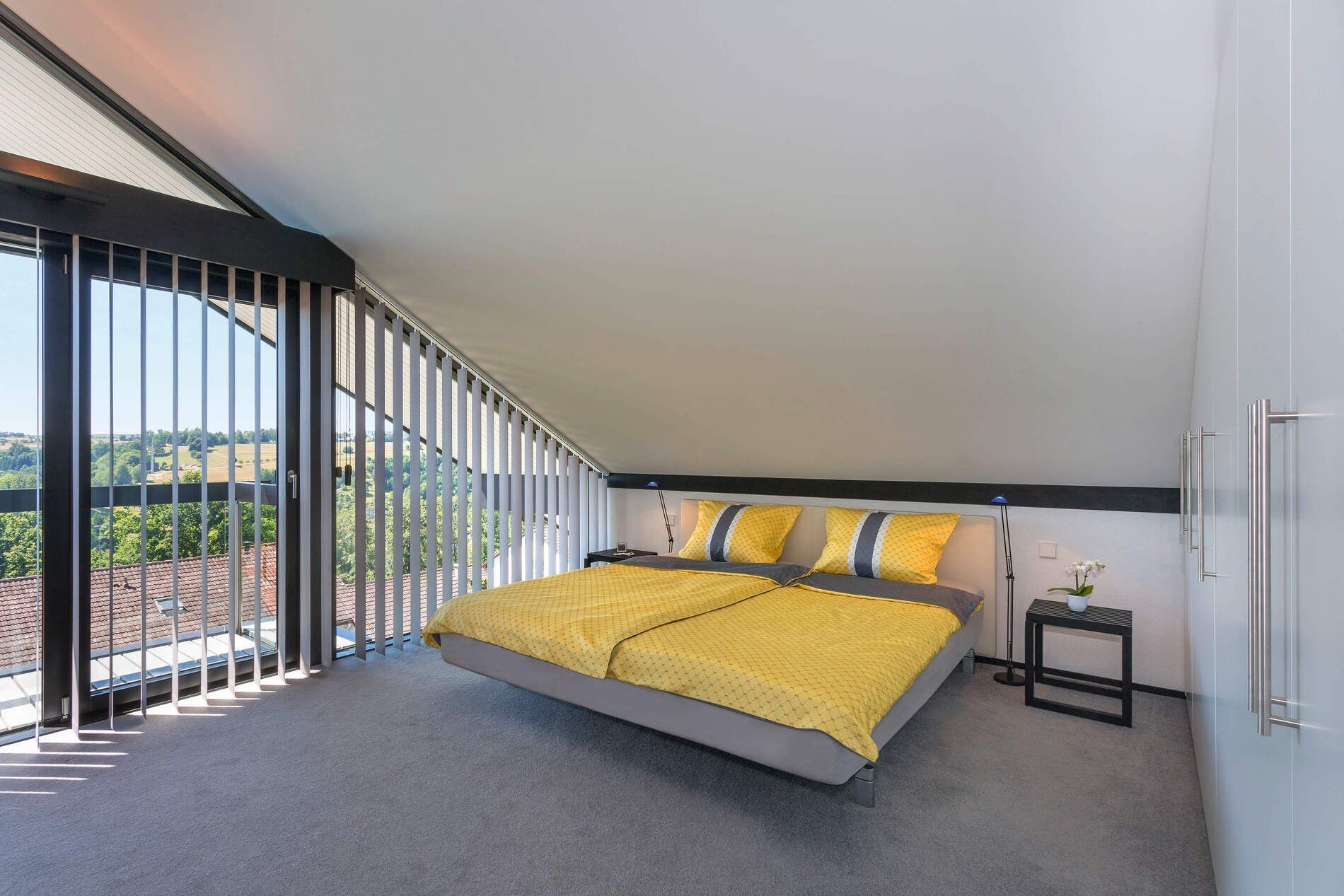 Gemütliches Schlafzimmer mit Doppelbett und Aussicht auf die Natur.