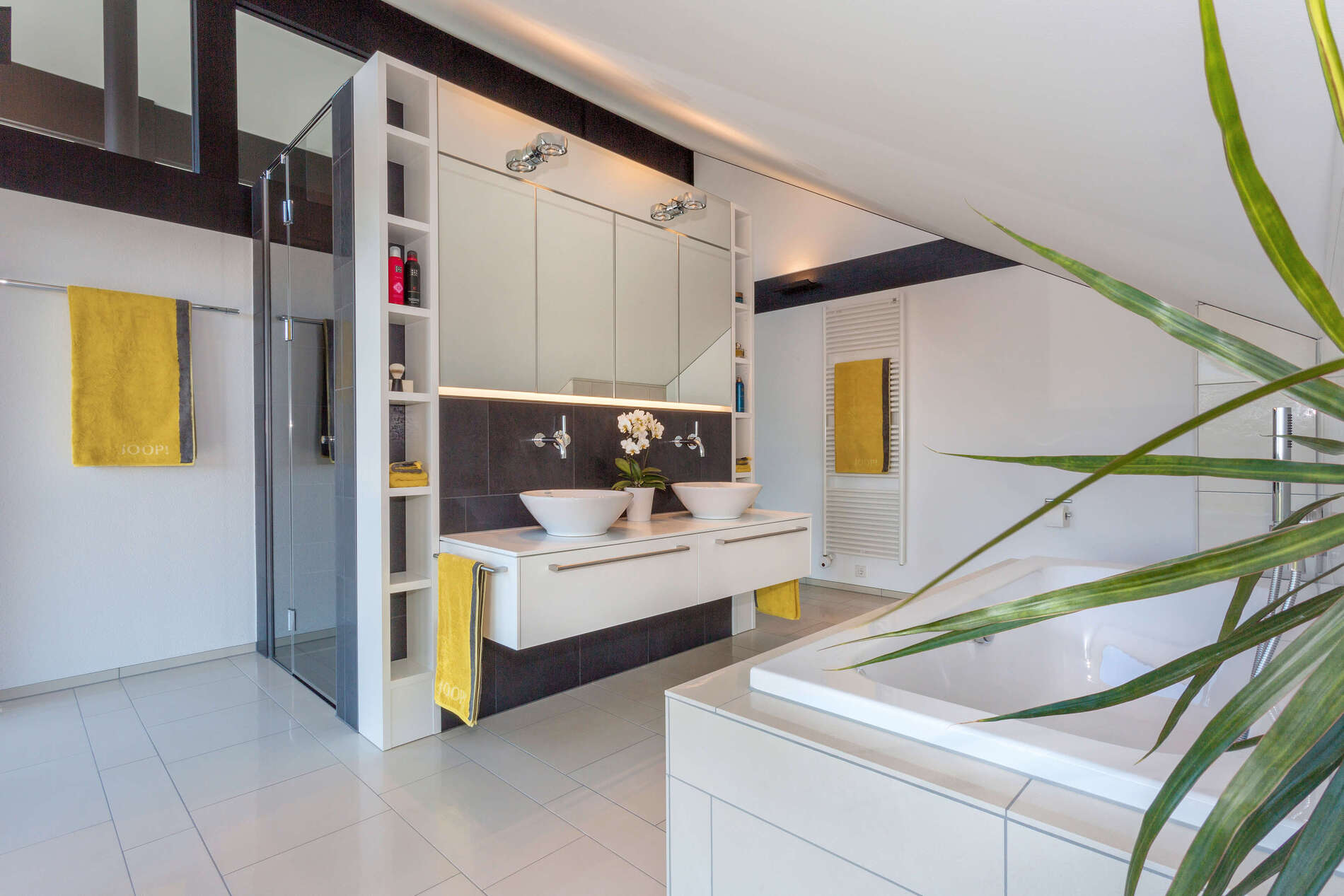 Helles Badezimmer mit Doppelwaschbecken und moderner Dusche