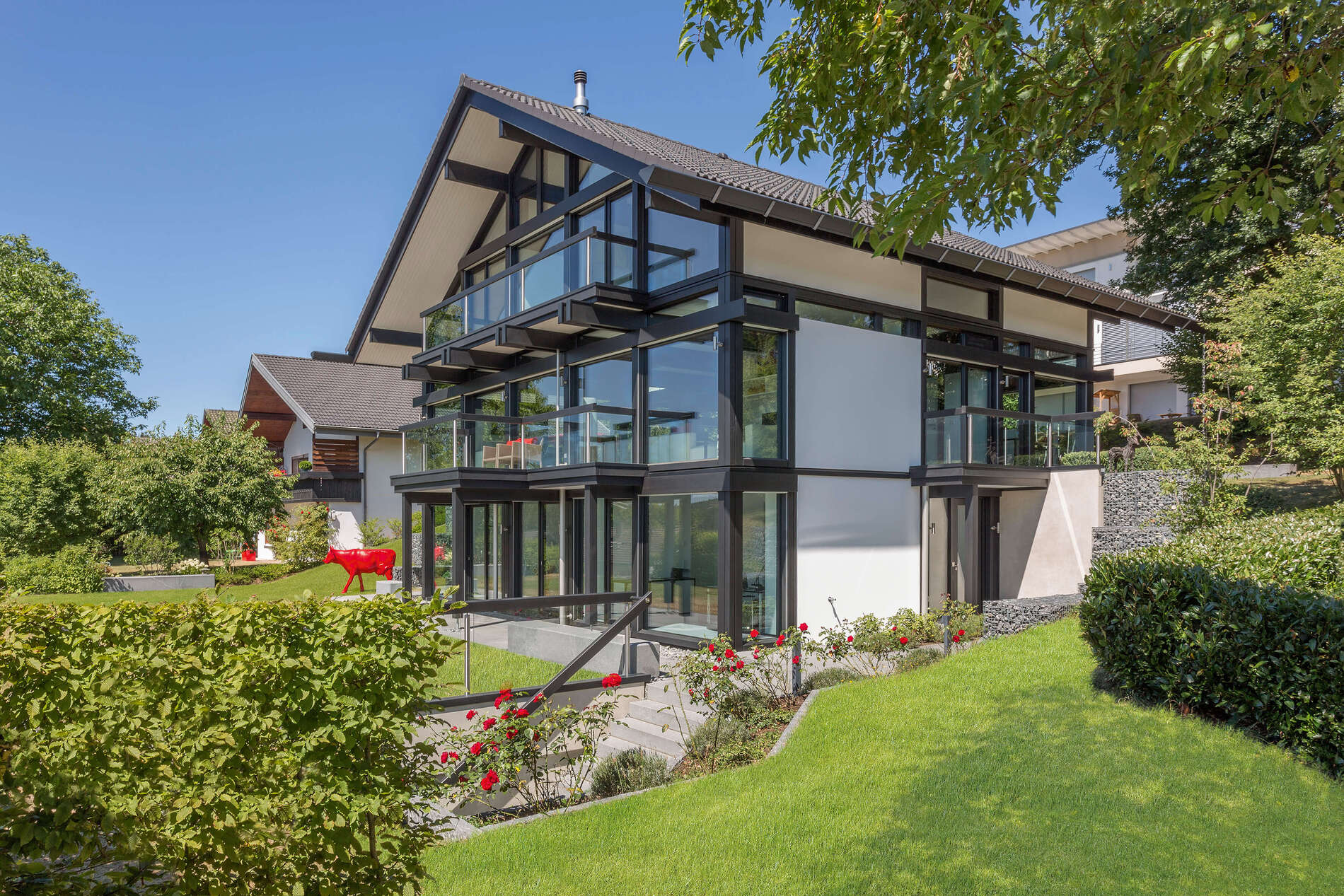 Ein HUF Haus mit großflächigen Fenstern und offenem Design