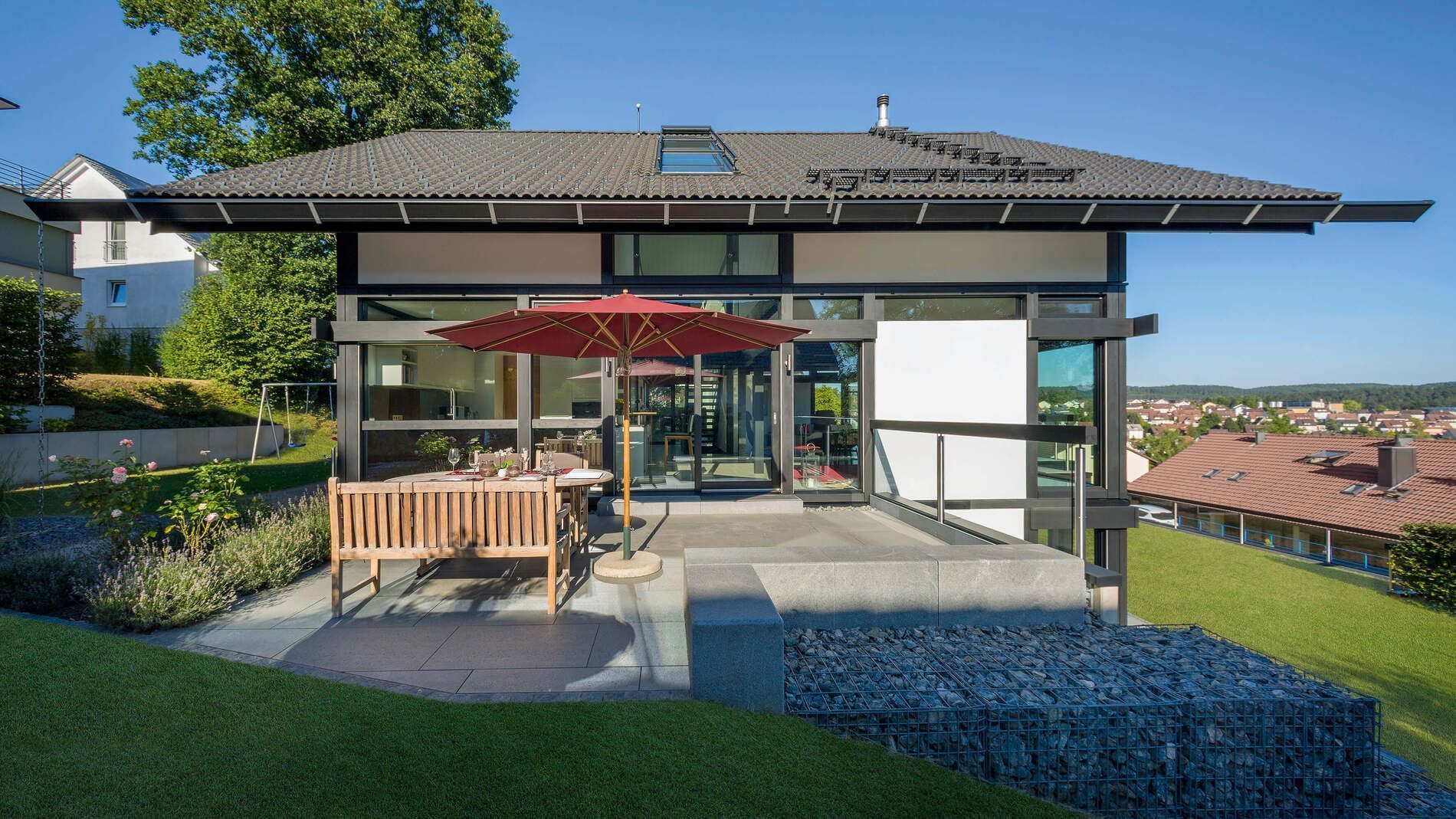 HUF Haus kombiniert Offenheit, Licht und zeitloses Design in schöner Umgebung.