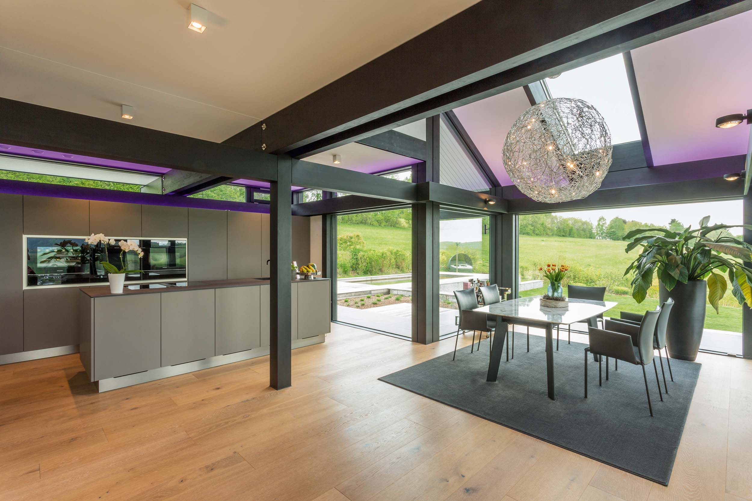 Offene Küche und Essbereich in einem modernen Architektenhaus