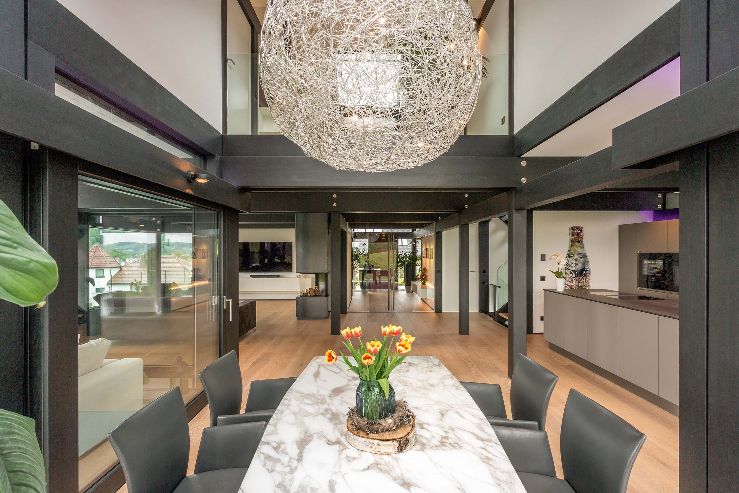 Innenansicht eines HUF Hauses mit lichtdurchflutetem Raum und modernem Design