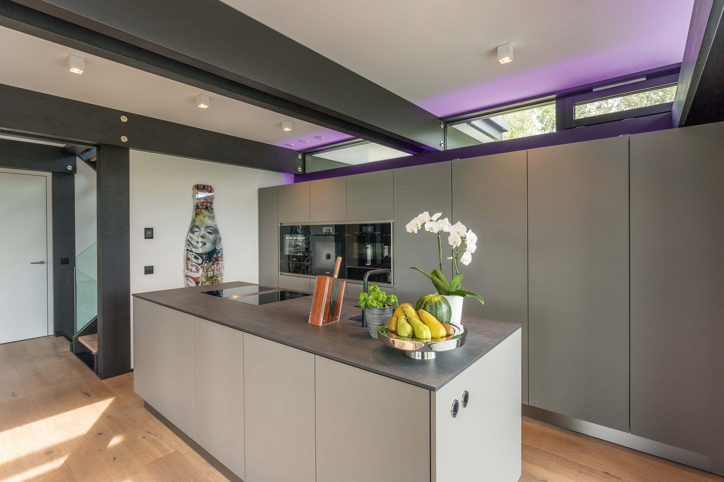 Offene Küche in modernem Architektenhaus mit Licht und Design