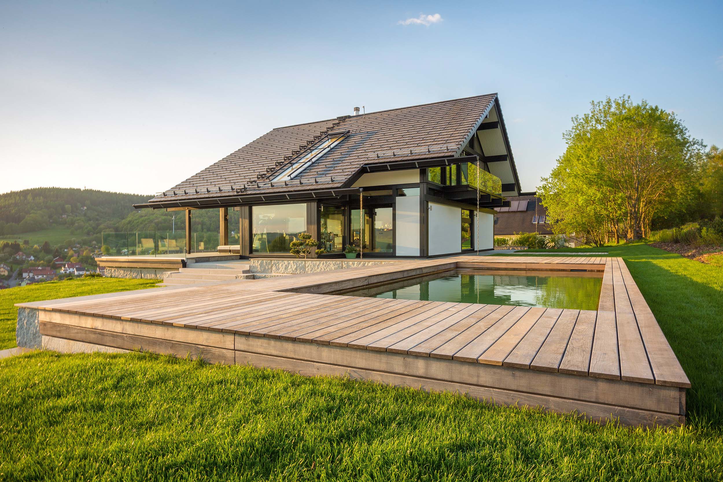 Architektenhaus inmitten grüner Landschaft mit modernem Design