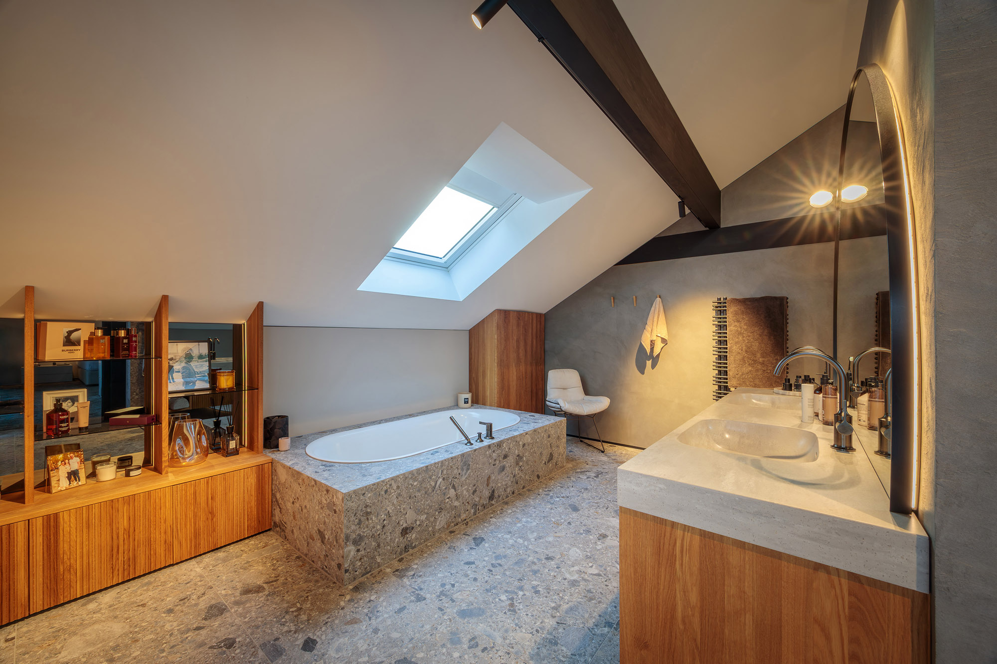 Helles Badezimmer mit freistehender Badewanne und modernen Elementen