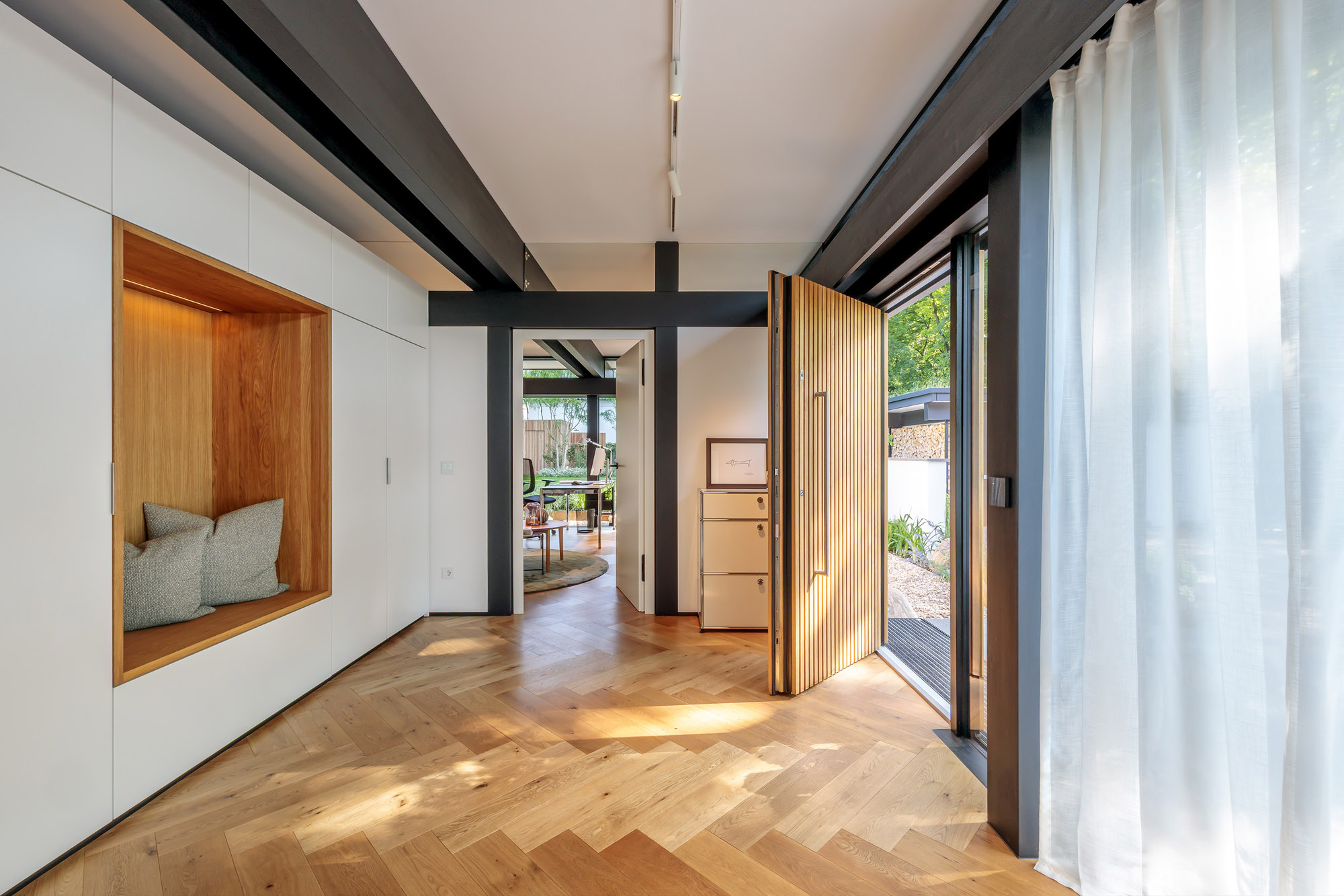 Lichtdurchfluteter Eingangsbereich eines HUF Hauses mit Holzdetails