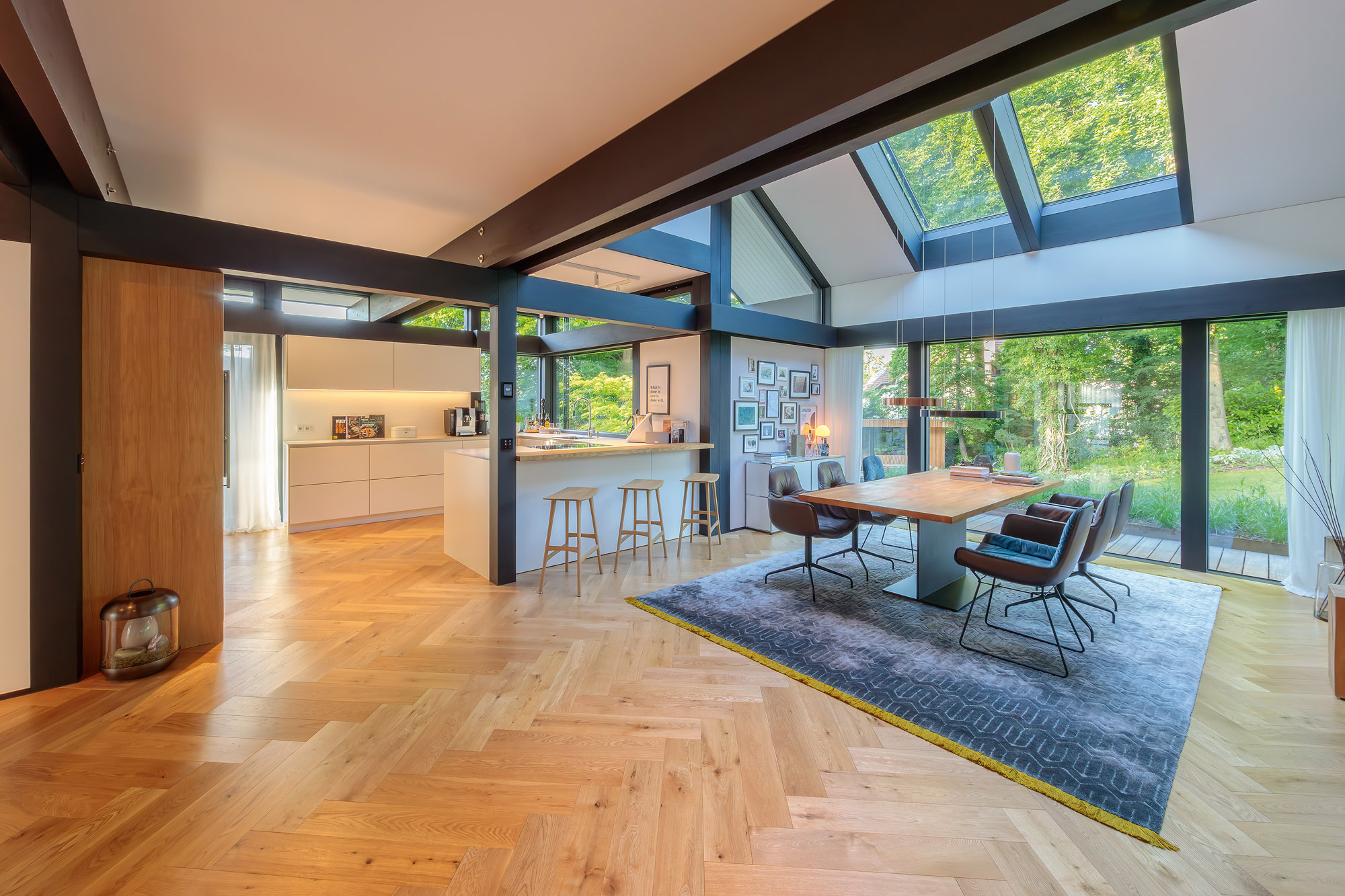 Offene und lichtdurchflutete Wohnküche in modernem Design