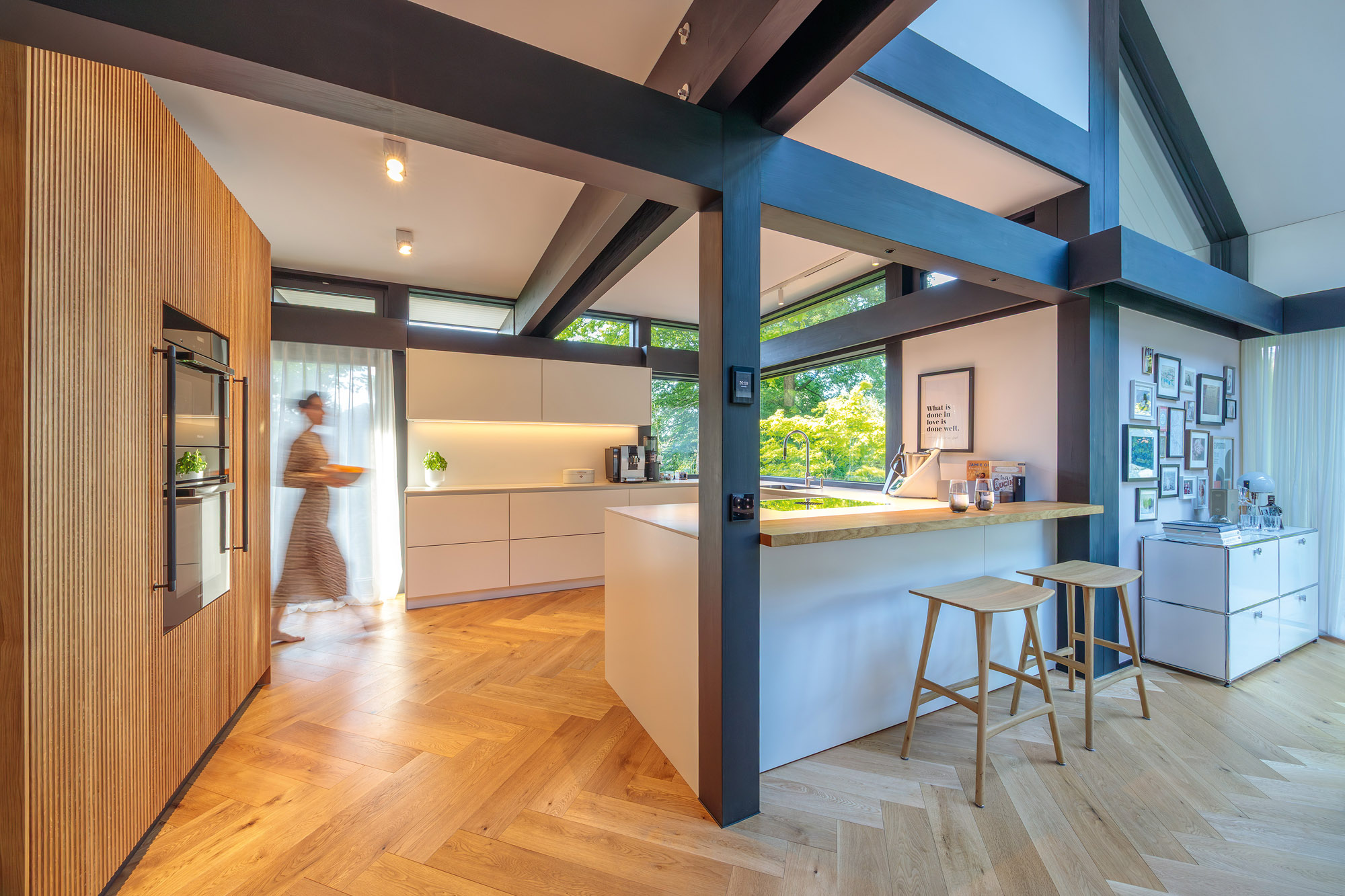 Küchenansicht des modernen HUF Hauses mit Holz und Lichtspielen