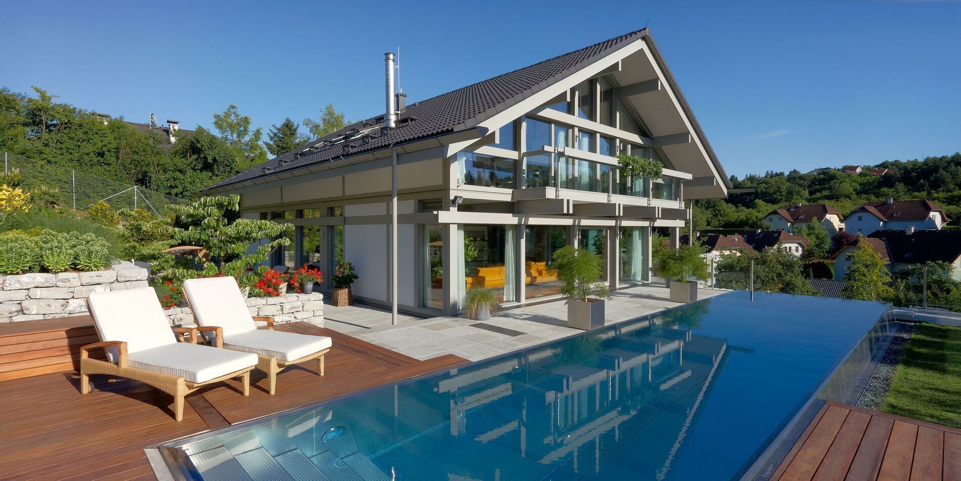 Modernes Architektenhaus in Fachwerkbauweise mit Glasflächen und Swimmingpool