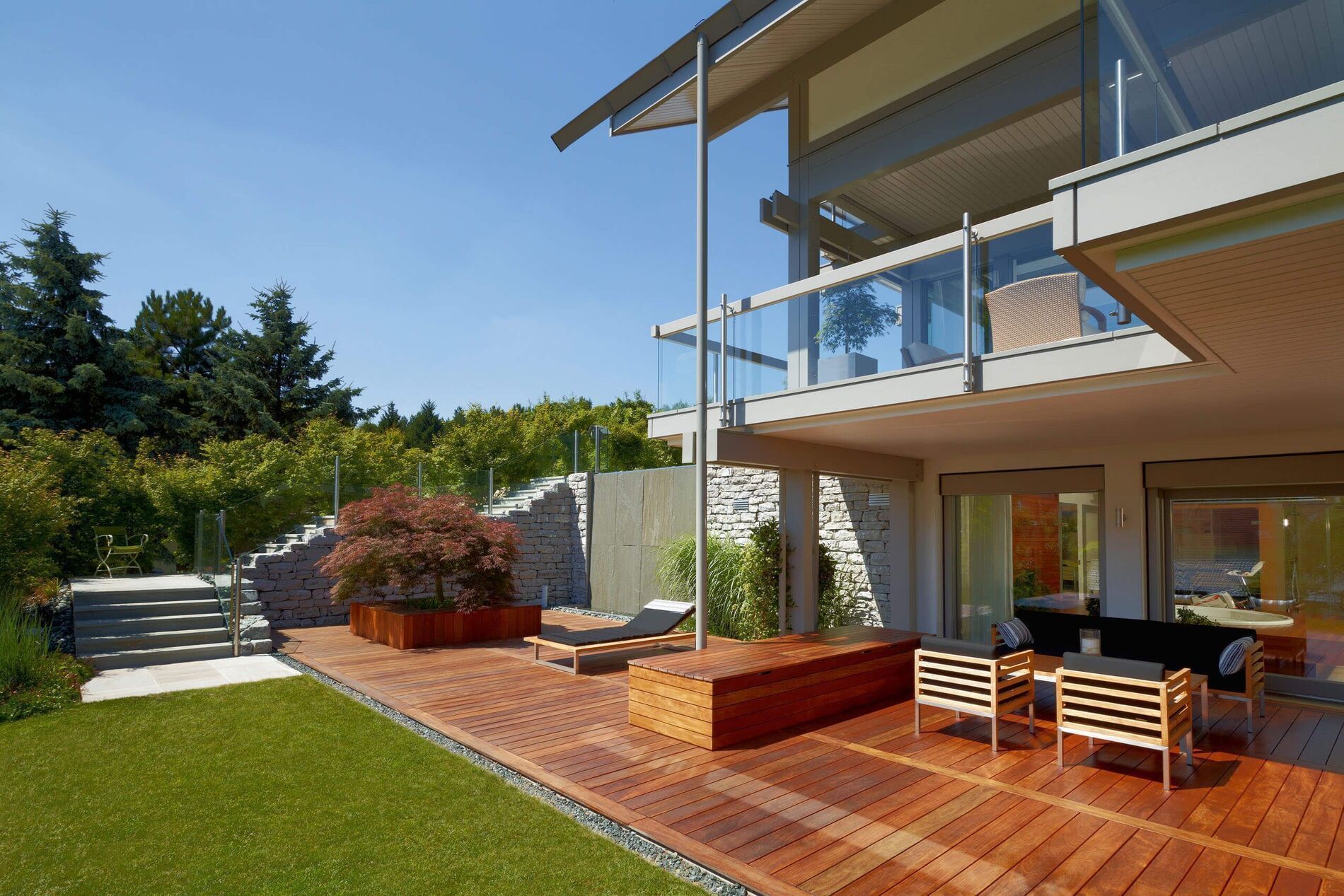Energieeffizientes HUF HAUS mit großzügigen Glasflächen und Holzterasse