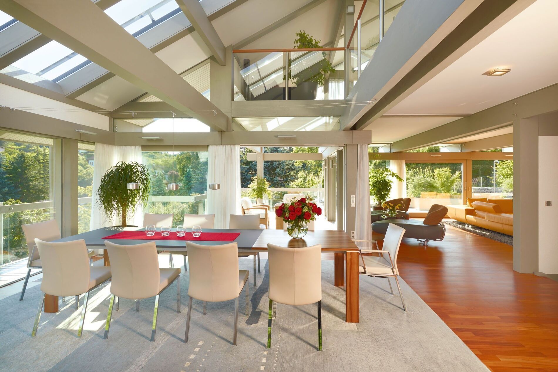 Eleganter Wohnbereich mit großzügigen Glasflächen und hochwertigen Möbeln