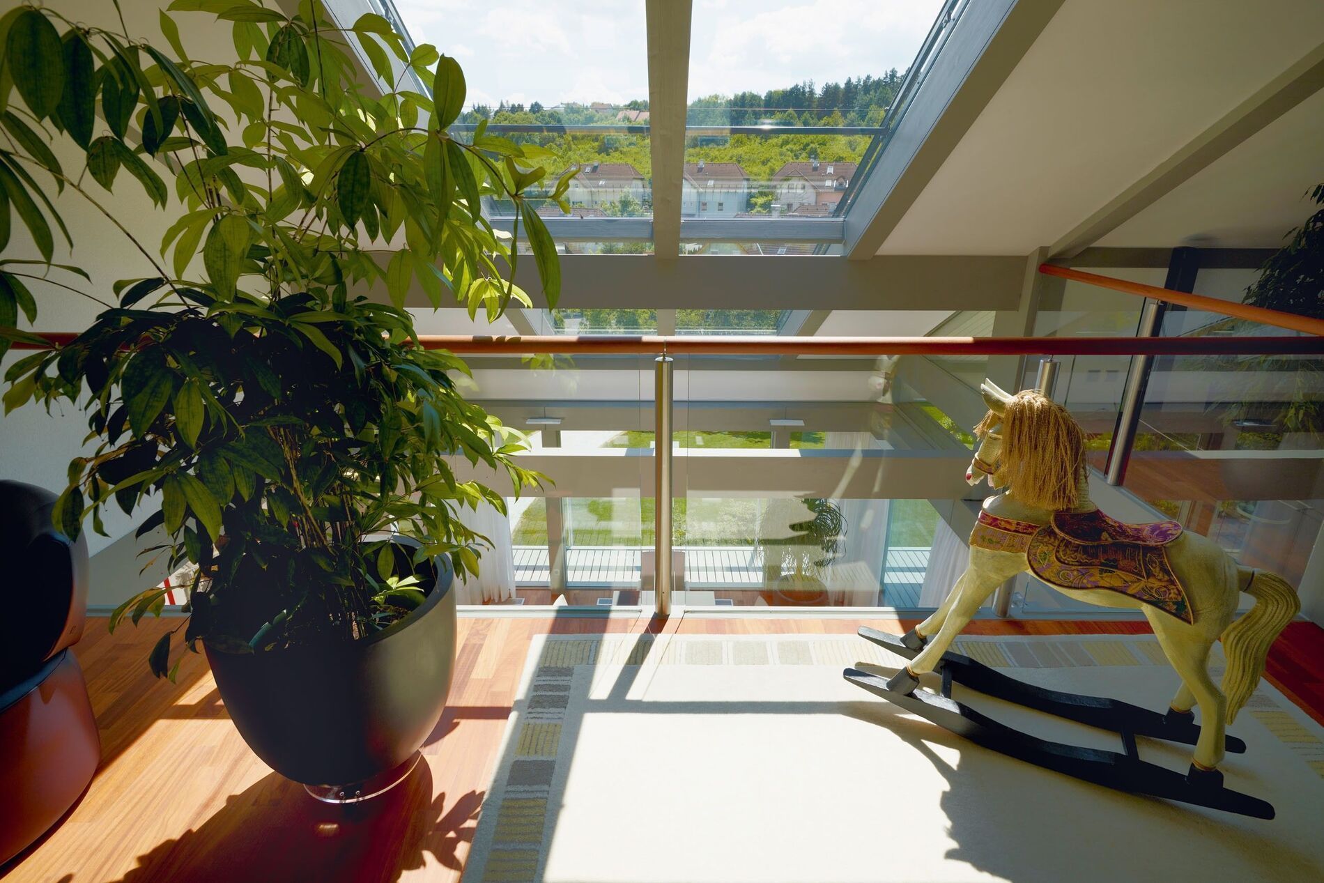 Innenansicht eines HUF HAUS mit Pflanzen und einem Holzspielzeug