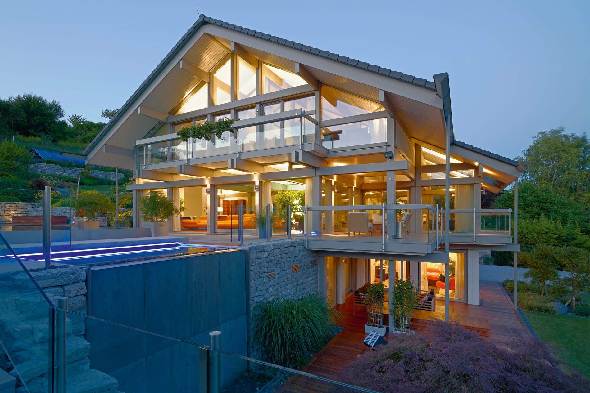 HUF HAUS mit großzügigen Glasflächen und eleganter Ausstattung