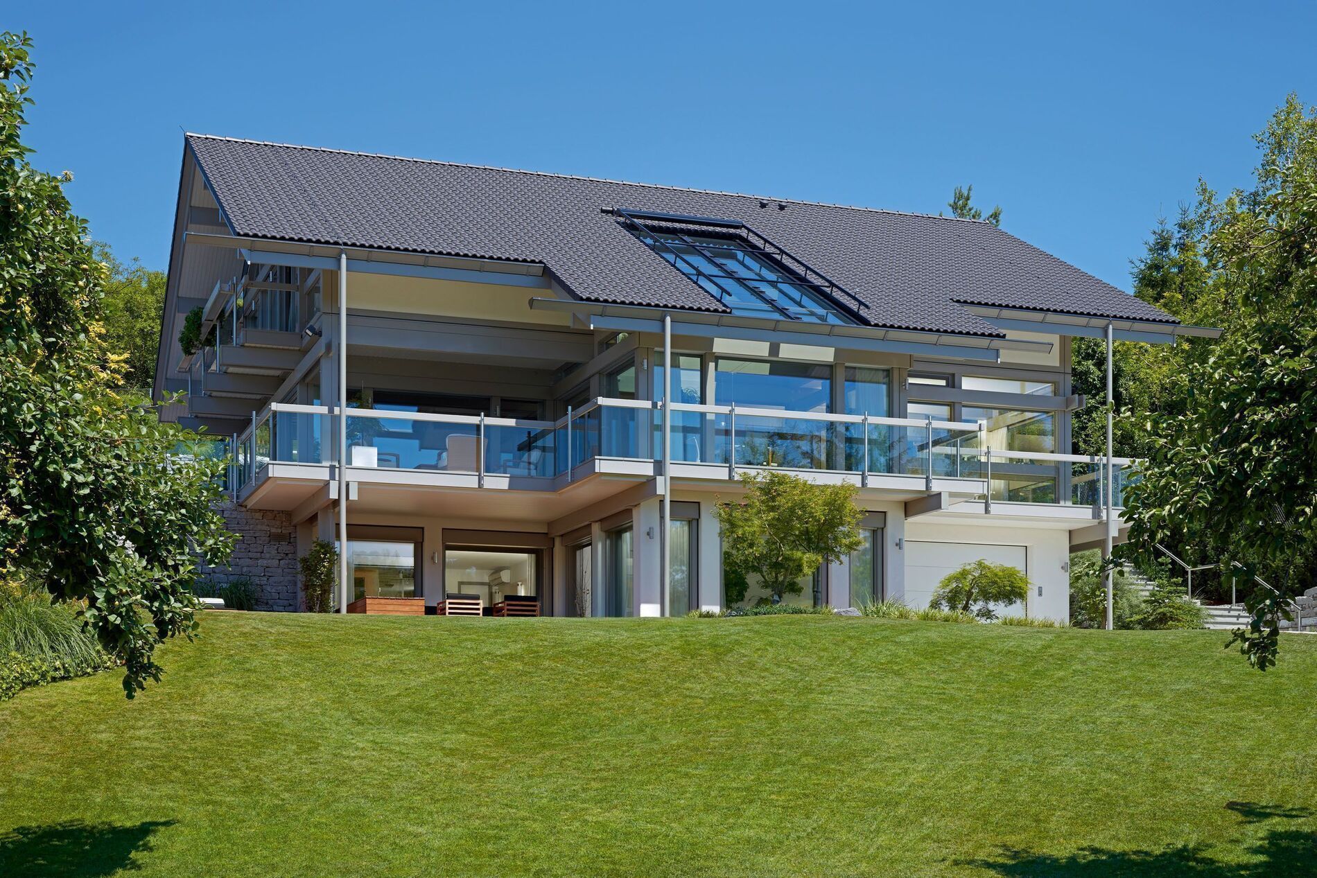 Exklusives Architektenhaus in moderner Fachwerkbauweise auf grünem Grundstück