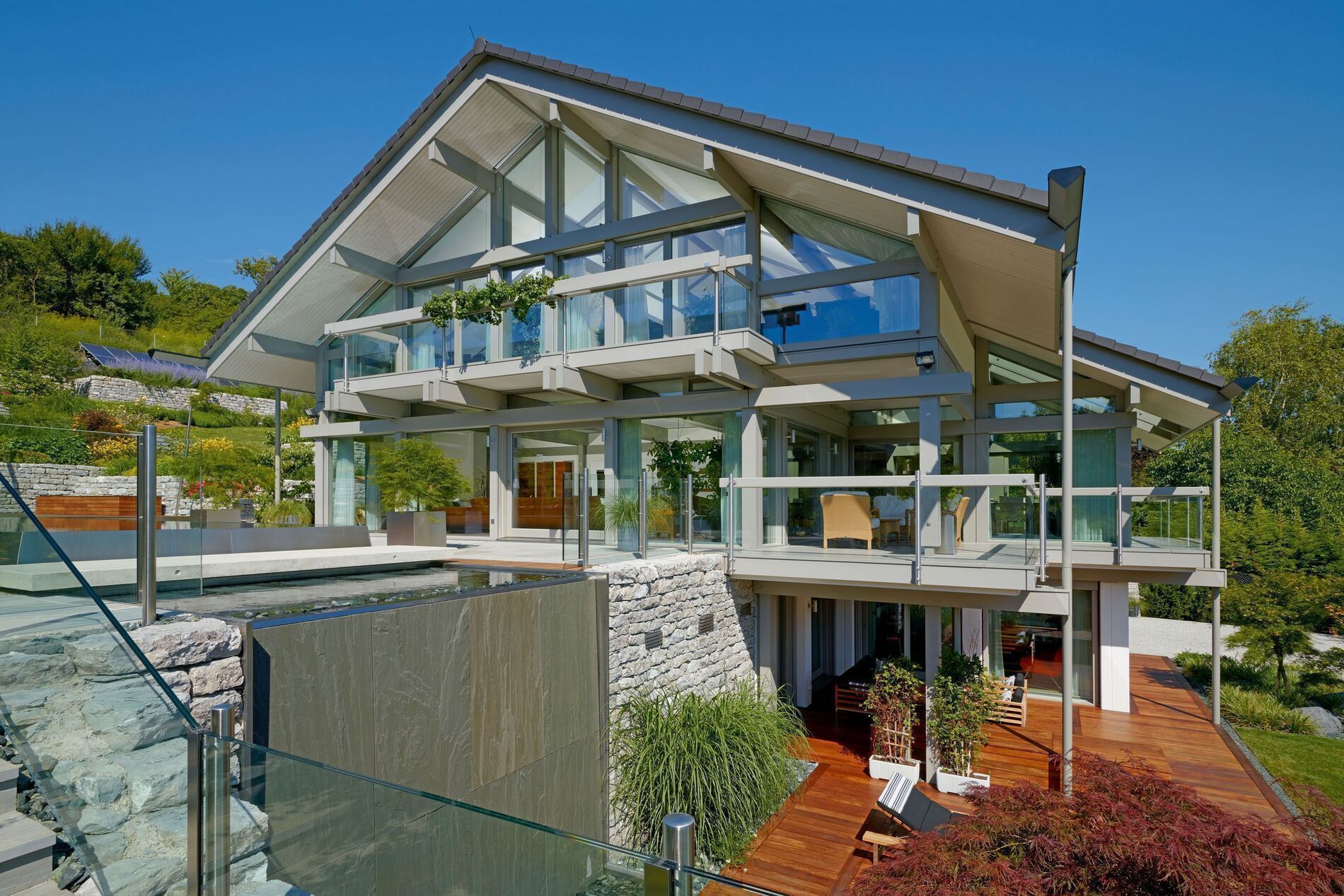 HUF HAUS mit großzügigen Glasflächen und eleganter Ausstattung