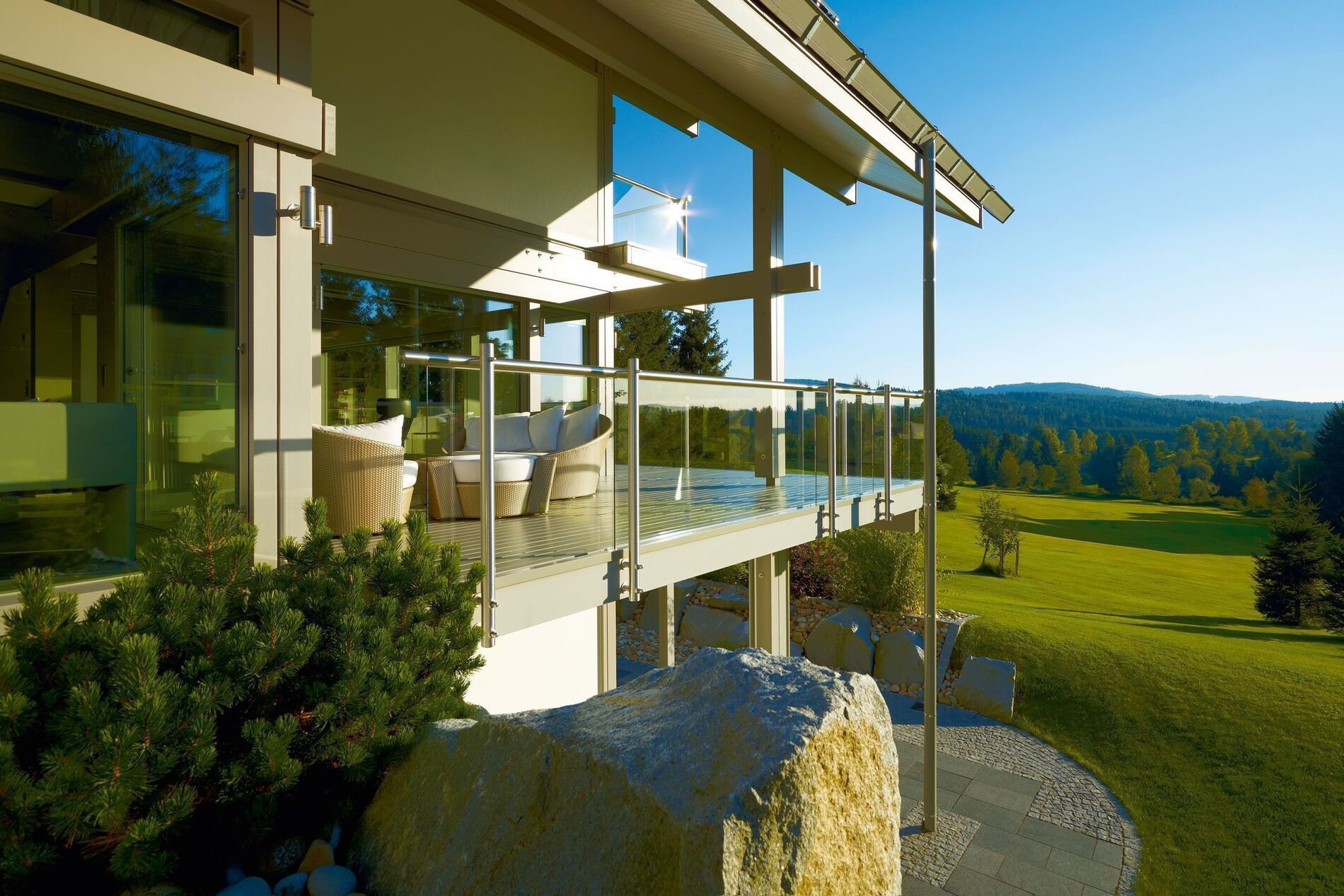 Moderne Fachwerkbauweise mit großzügigen Glasflächen und eleganter Ausstattung