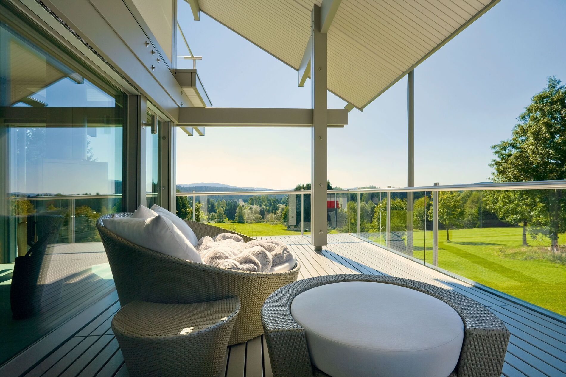 Modernes Fachwerkhaus mit Balkon und Blick auf die Natur