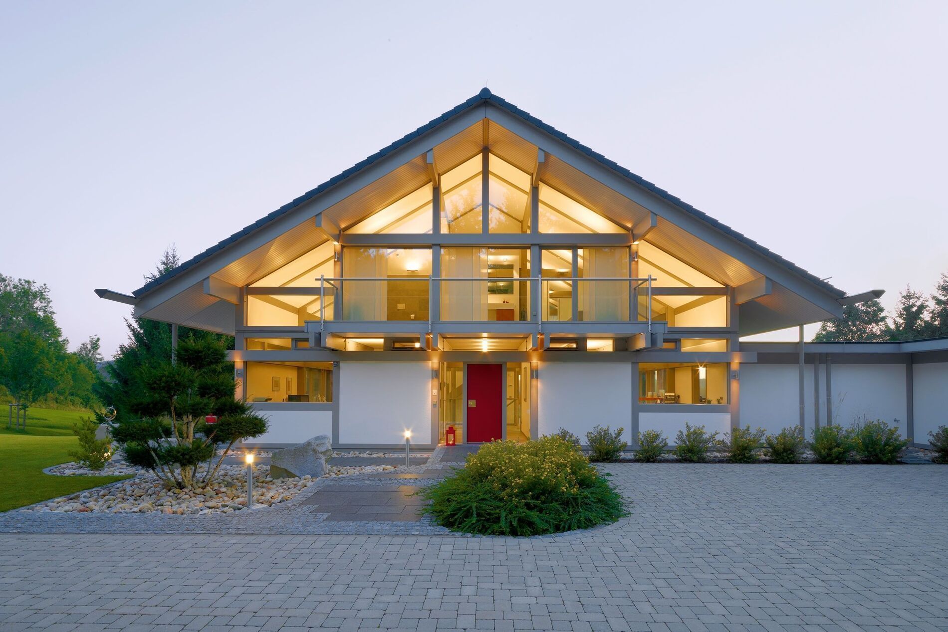 Energieeffizientes Architektenhaus mit großzügigen Glasflächen und eleganter Ausstattung